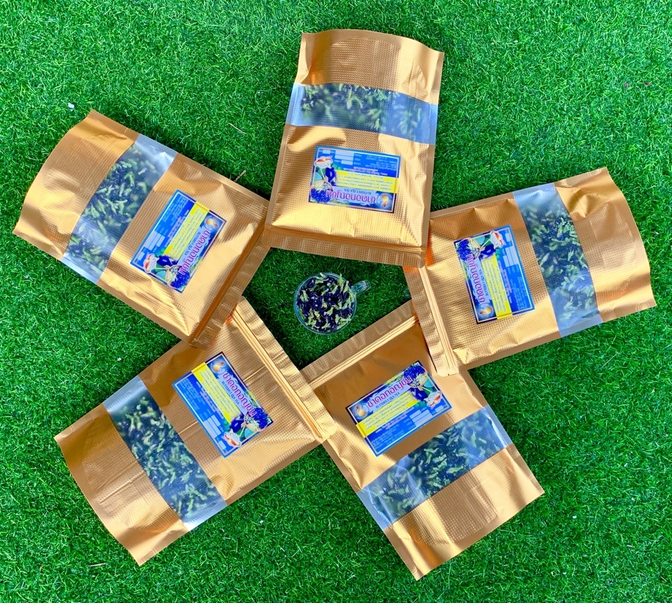 ดอกอัญชัน ดอกอัญชันแห้ง 100 กรัม Butterfly pea 100 g มีฤทธิ์ในการละลายลิ่มเลือด มีส่วนช่วยในการชะลอวัยและริ้วรอยแห่งวัย ต่อต้านอนุมูลอิสระในร่างกาย ช่วยเสริมสร้างภูมิต้านทานให้ร่างกายและเพิ่มพลังงานให้ร่างกาย