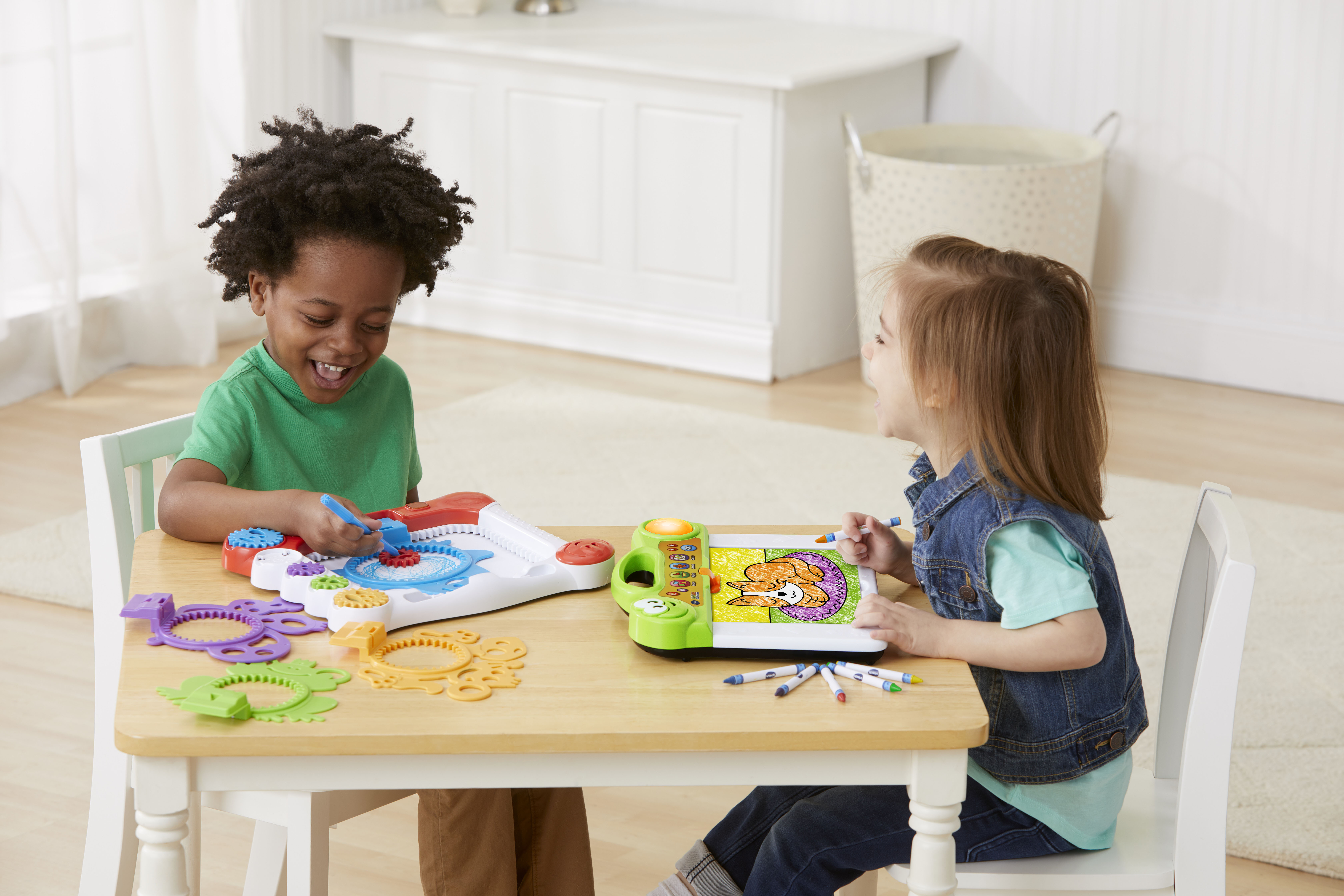 กระดานอัจฉริยะพูดได้ สอนวาดรูป ระบายสีและคำศัพท์ VTech DigiArt Color by Lights ราคา 1690 บาท