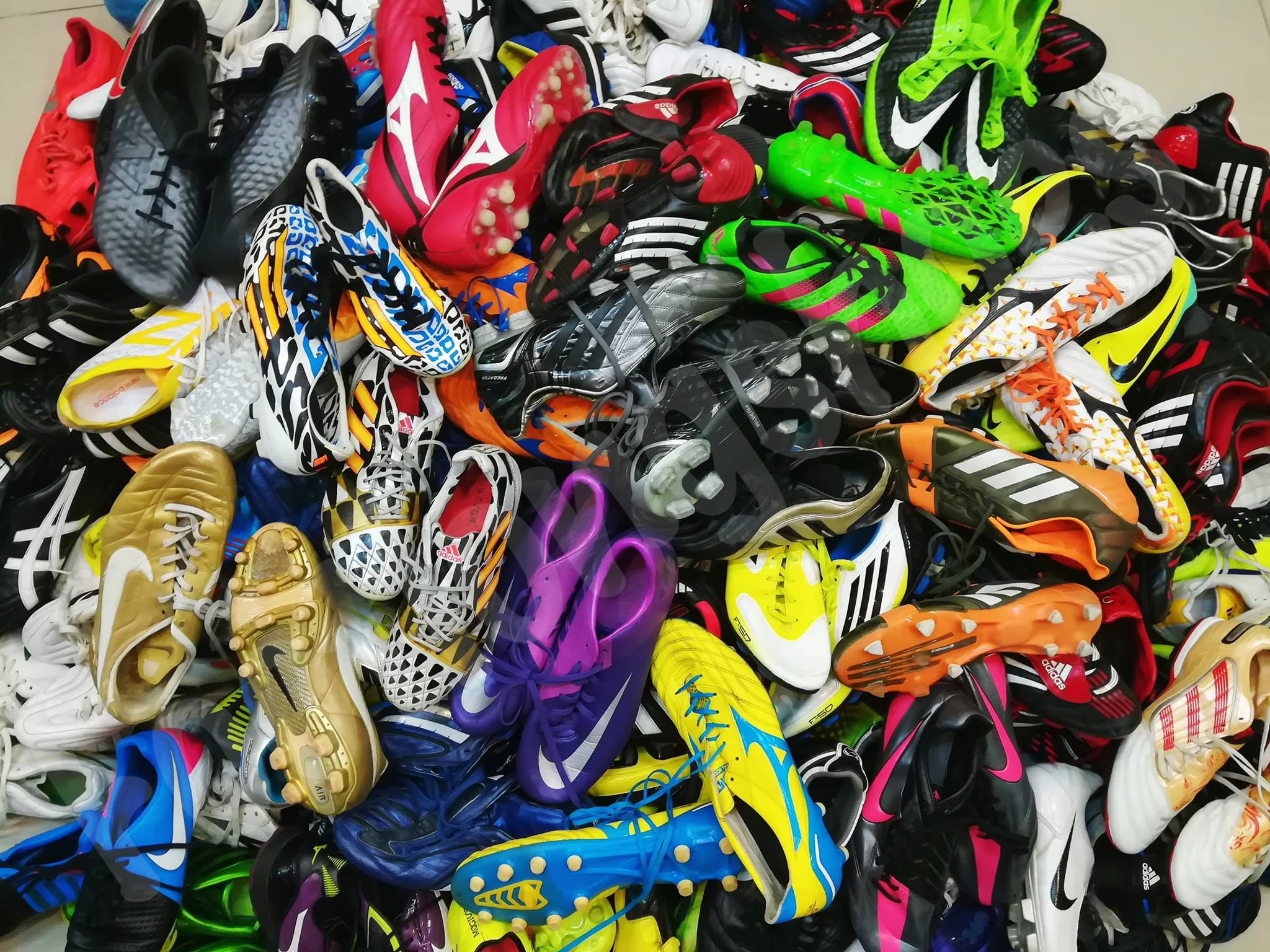 รองเท้าสตั๊ดเกรดหัวสุดตู้พิเศษ