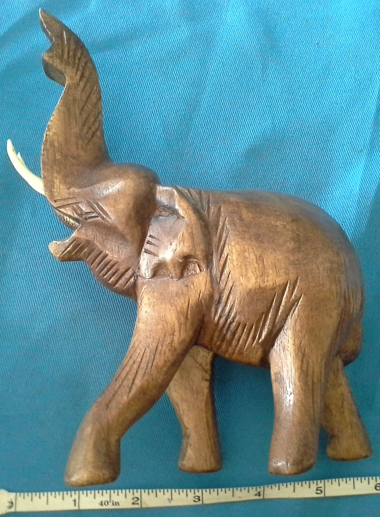 ช้างไม้ชูงวง