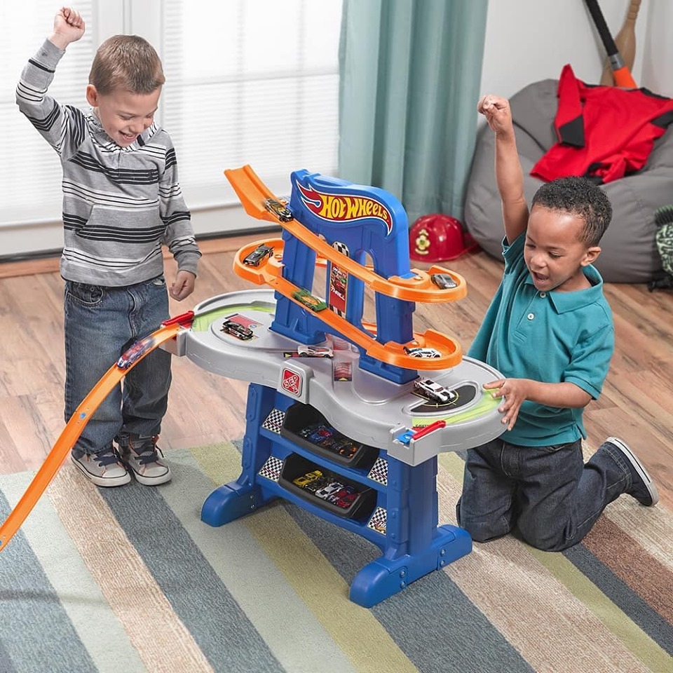 Hot Wheels™ Road Rally Raceway โต๊ะรถแข่ง Step2 นำเสนอรถแข่งขนาดเล็ก ในการแข่งรถแบบ Hot Wheels ™ ราคา 5,490 บาท