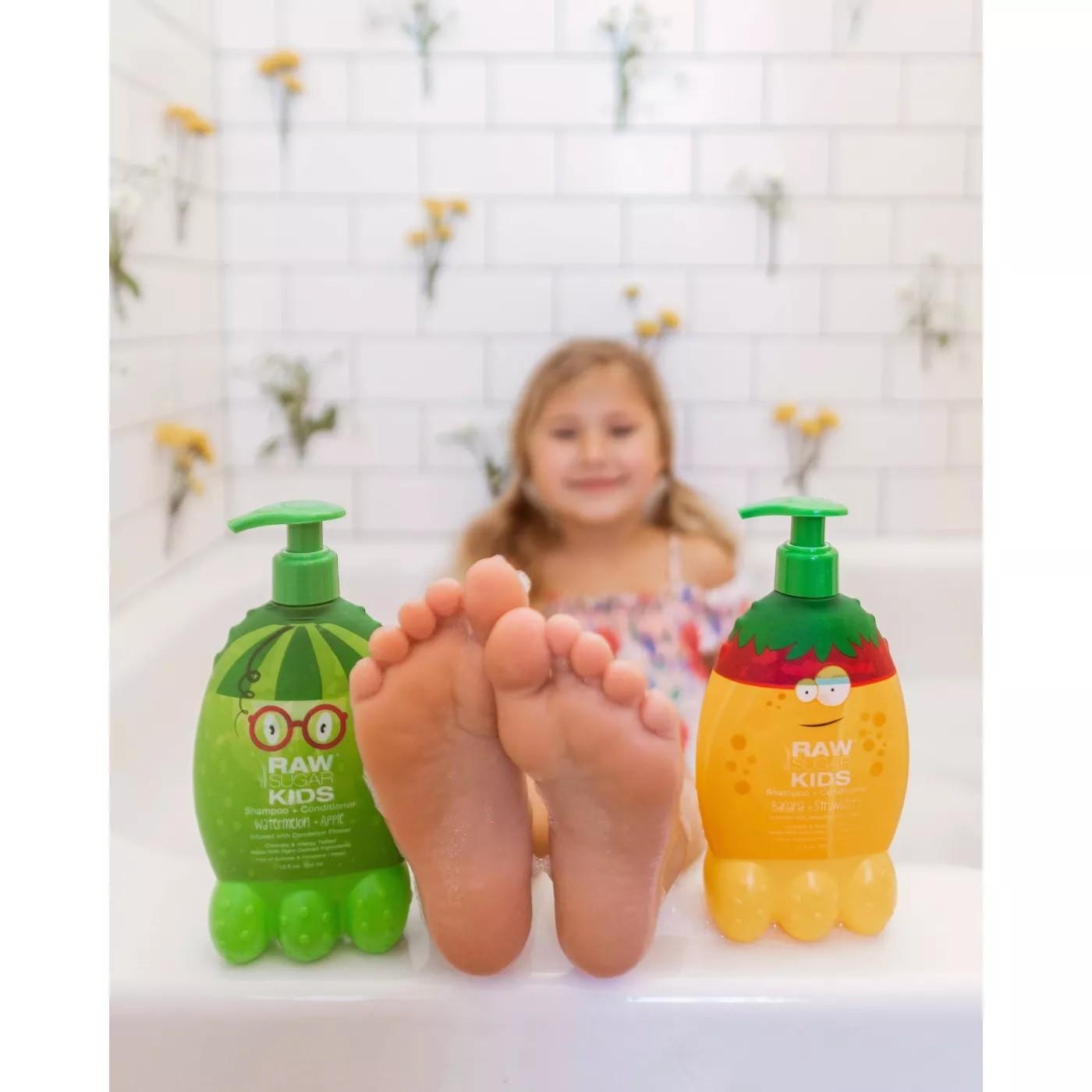 Raw Sugar Kids' 2-in-1 Banana + Strawberry Shampoo & Conditioner - 12 fl oz ราคา : 450 บาท