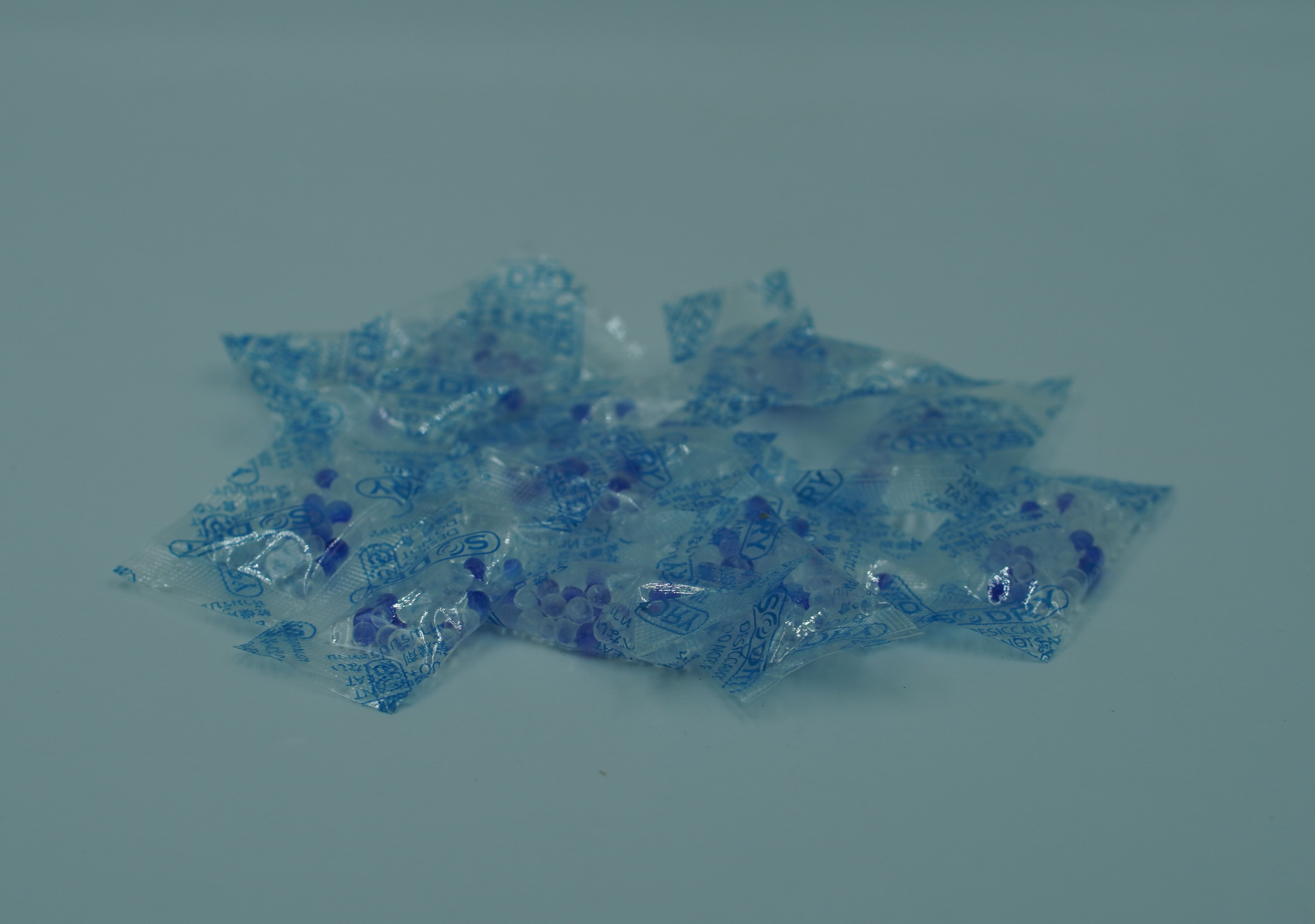 ซองกันชื้น (สีฟ้า-ขาว) ขนาด 1 กรัม จำนวน 2,000 ชิ้น สารดูดความชื้น (ถุงพลาสติก) Silica gel ไม่ควรใช้กับประเภทของกิน ซองกันชื้น ซิลิก้าเจล ผลิตจากทรายขาวผสมกรดกำมะถัน สารกันความชื้น ซิลิก้าเจลเม็ดกันชื้น