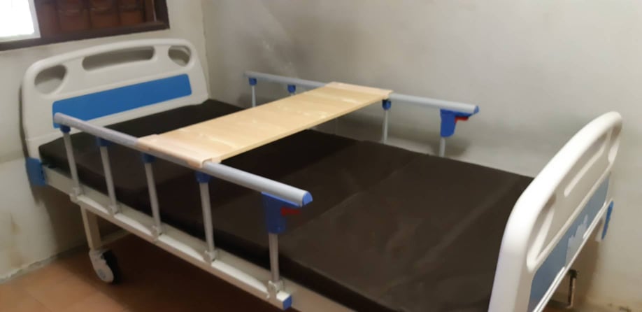 เตียงผู้ป่วย2ไกร์ ฟรี! ที่นอน,ถาดรองอาหาร,เสาน้ำเกลือ
