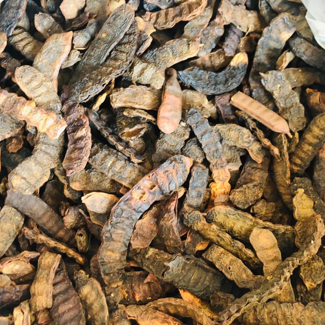 ส้มป่อย(แห้ง) 500 กรัม ครึ่งกิโล ฝักส้มป่อย ฝักส้มป่อยแห้ง Soap Podส้มป่อย สรรพคุณแก้ไข้จับสั่นหรือไข้มาลาเรียแก้ไอขับเสมหะ แก้เสมหะ ด้วยการนำมาต้มกับน้ำดื่ม ในด้านของความเชื่อส้มป่อยถือเป็นไม้ศักดิ์สิทธิ์ของชาวล้านนา โดยชาวบ้านจะใช้ฝักในพิธีกรรมทำน้ำมนต์