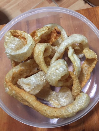 แคบหมูไร้มัน สูตรไทยใหญ่ ขนาด 50 กรัม อบในหม้อไร้น้ำมันได้ แคบหมูไร้มัน แคบหมูปรุงรส (ชนิดแห้ง ยังไม่ได้ทอด) อร่อยถูกปาก ยังไม่ได้ทอด แคบหมูไร้มันกึ่งสำเร็จรูป Pork rind, Pork crackling สูตรเด็ดไม่ซ้ำใคร