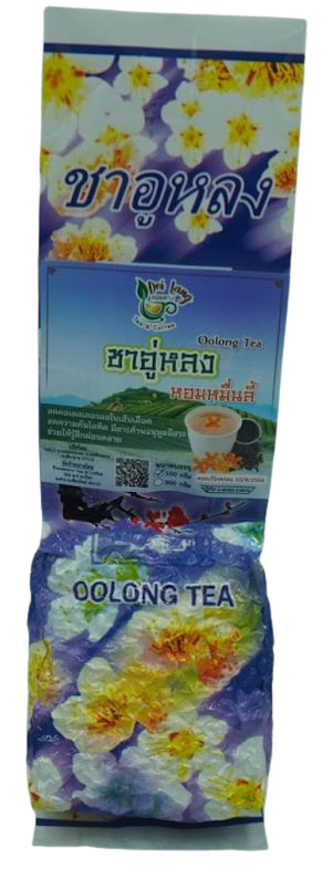 ชาอู่หลงหอมหมื่นลี้ Oolong Tea ขนาด 500 กรัม เป็นชาอู่หลงก้านอ่อนคัดพิเศษ รสชาติกลอมกล่อม ชุ่มคอที่สุด อบผสมดอกหอมหมื่นลี้ซึ่งเป็นดอกไม้ที่มีความหอมเป็นอย่างมาก ทำให้หอมหวานผ่อนคลายเข้ากันได้ดีกับรสชาอู่หลง รับประกันความพอใจ
