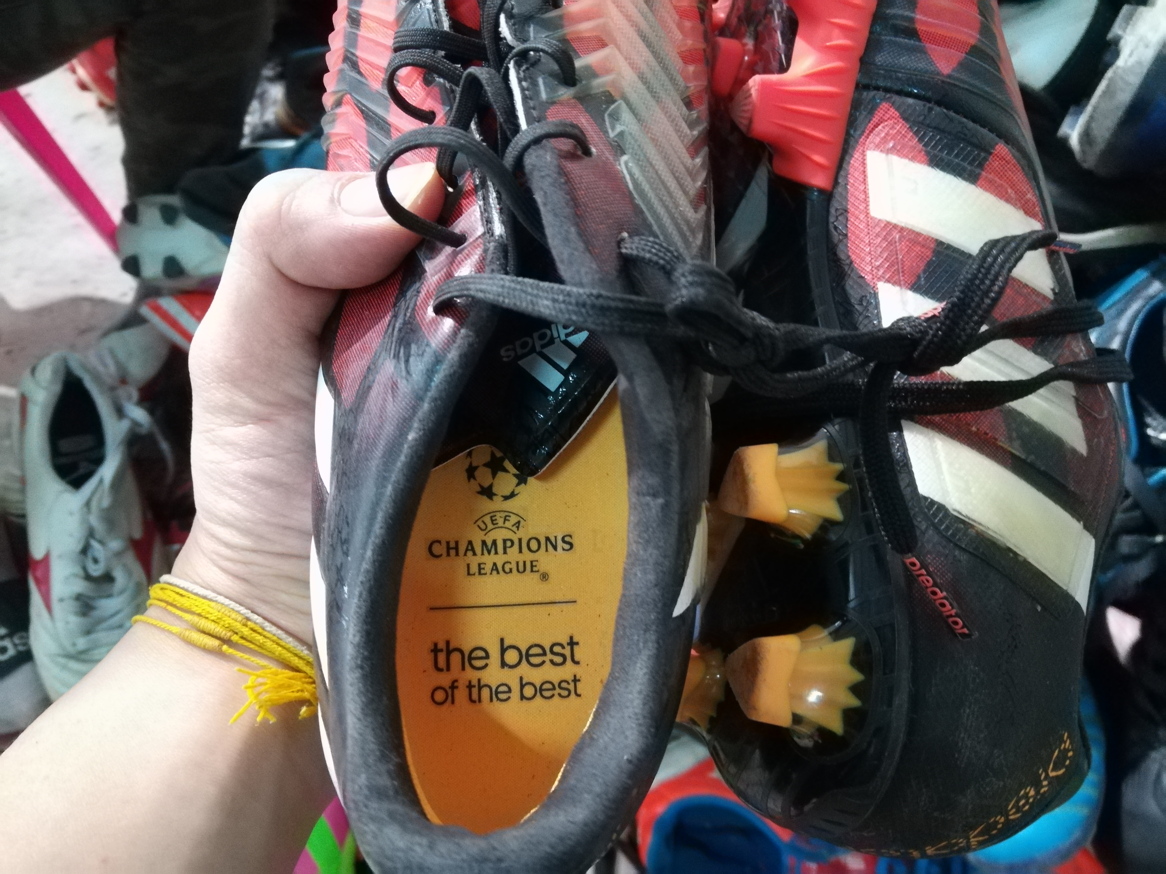 รองเท้าสตั๊ดเกรดหัวสุดตู้พิเศษ