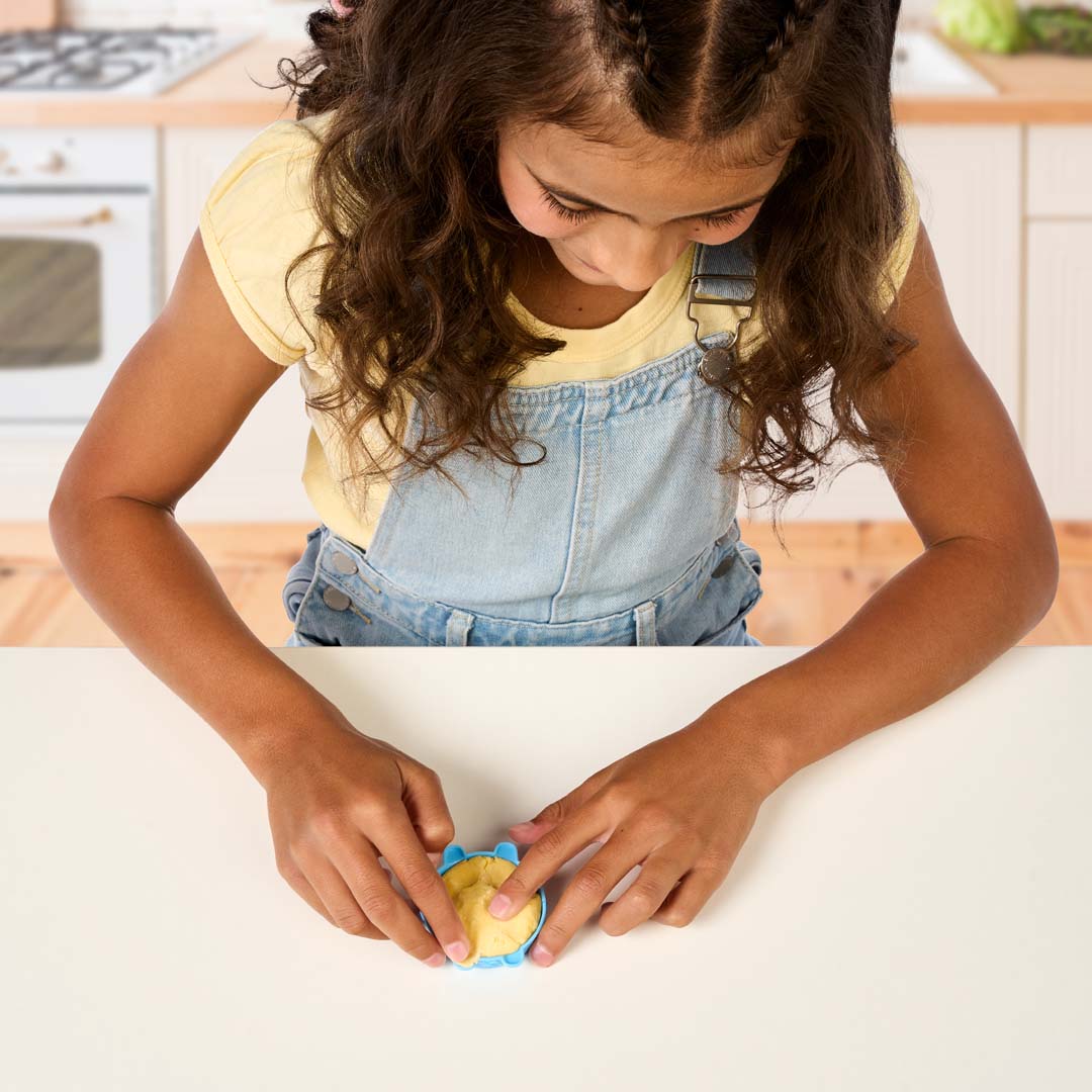 เพิ่งวางจำหน่ายใน🇺🇸 Cookeez Makery 2024 : Freezy Cakez Playset, Scented Plush Characters,- ชุดของเล่น Freezy Cakez ตุ๊กตาตัวการ์ตูนที่มีกลิ่นหอม โต้ตอบได้ อายุ 5 ปี ราคา 2,390 บาท