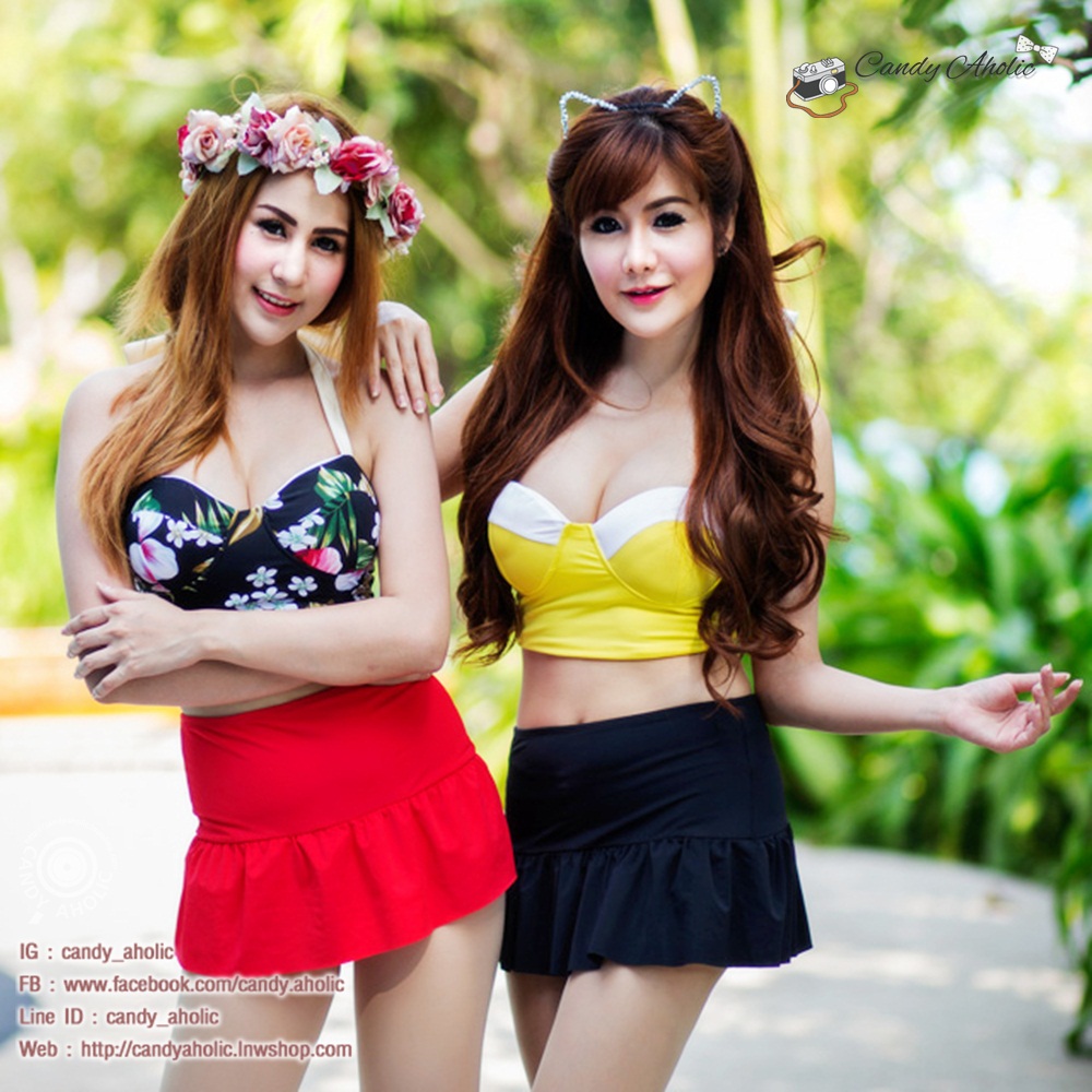 (Free Size) ชุดว่ายน้ำ ทูพีช บราเป็นแบบตะขอหลัง ลายดอกชบา กางเกงกระโปรงระบายล่างสีแดง ชุดว่ายน้ำ คอโบว์