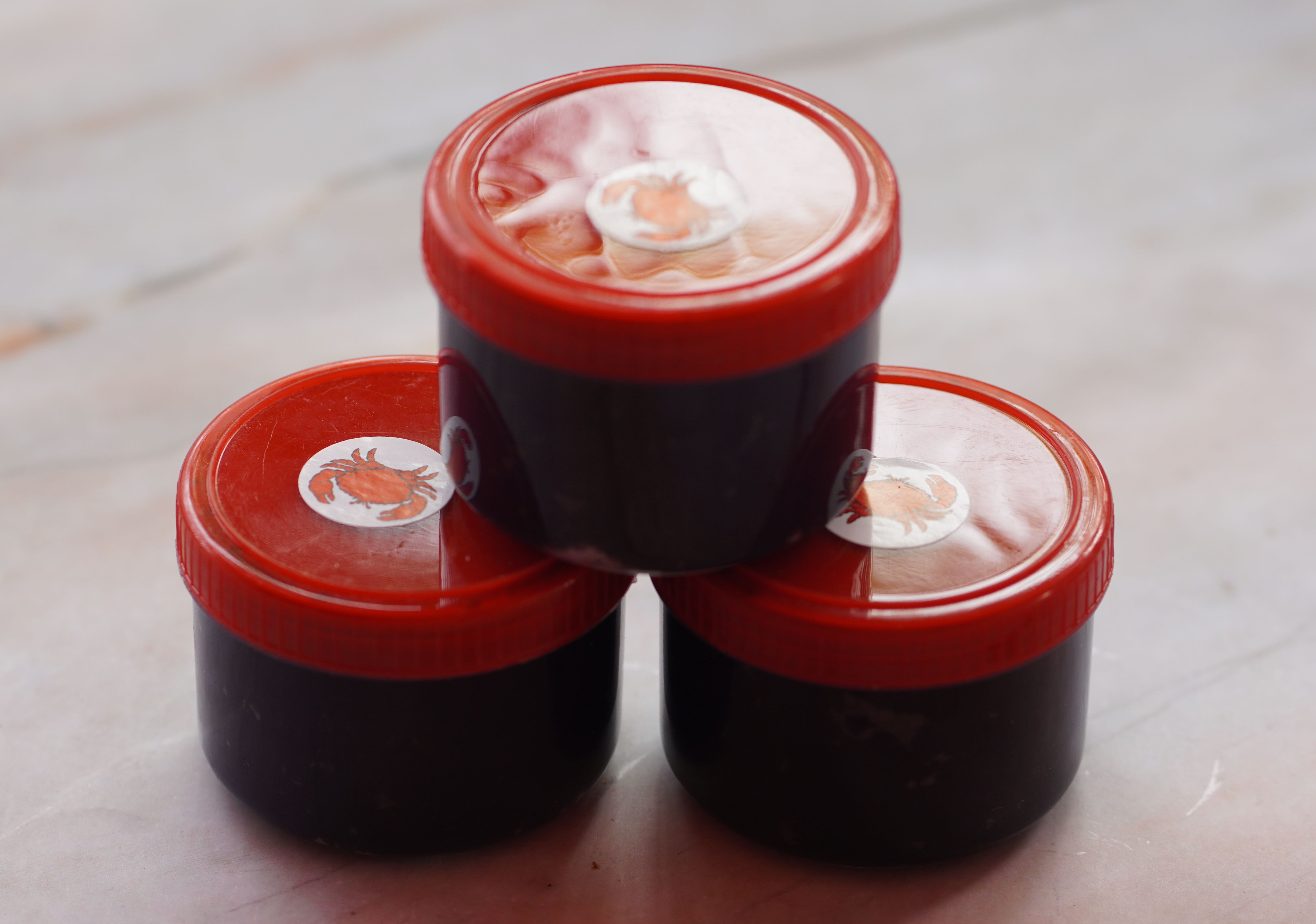 น้ำพริกตาแดง และ น้ำพริกน้ำปู ขนาดมาตรฐาน อย่างละ 1 กระปุก น้ำพริกขึ้นชื่อของเชียงใหม่