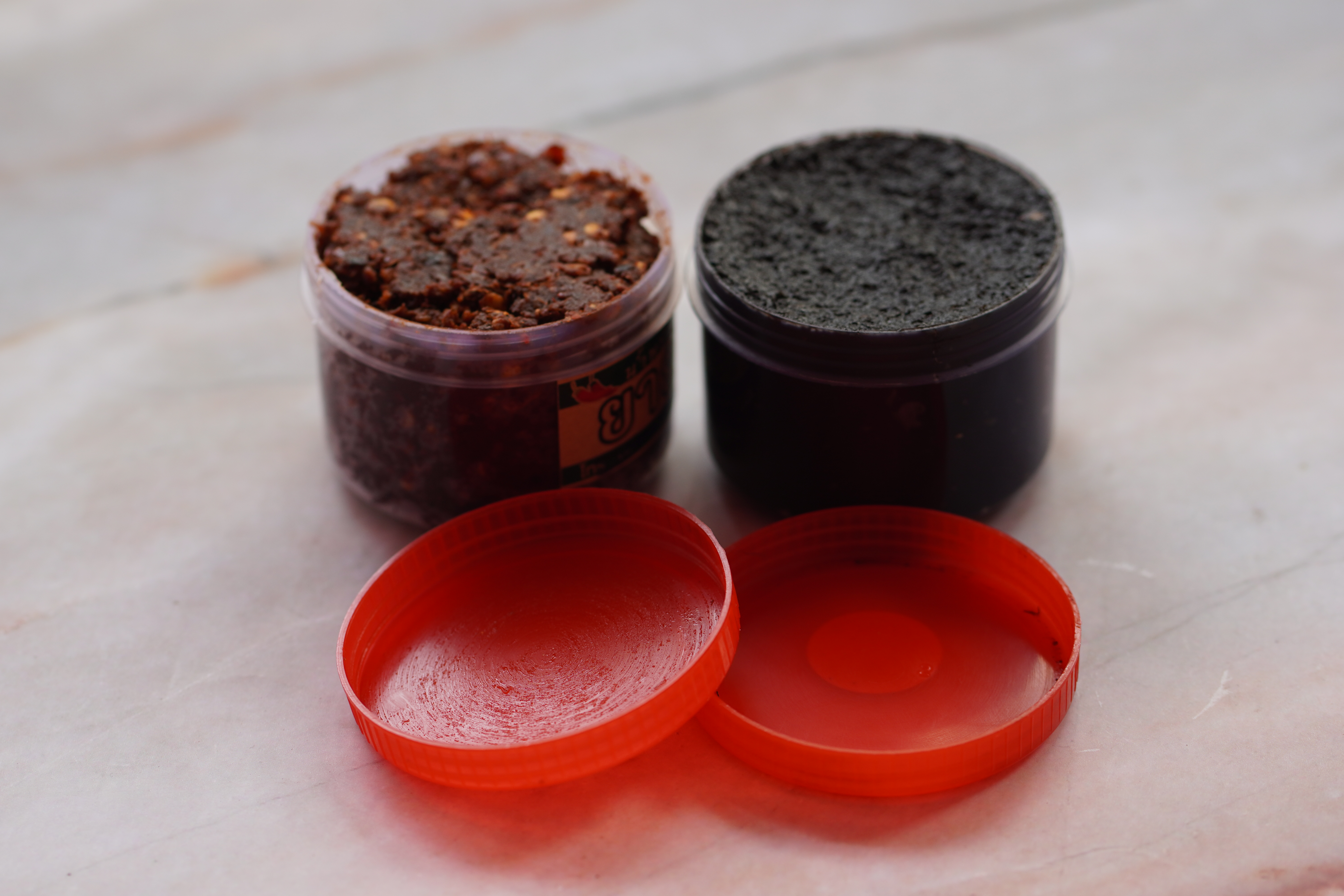 น้ำพริกตาแดง และ น้ำพริกน้ำปู ขนาดมาตรฐาน อย่างละ 1 กระปุก น้ำพริกขึ้นชื่อของเชียงใหม่