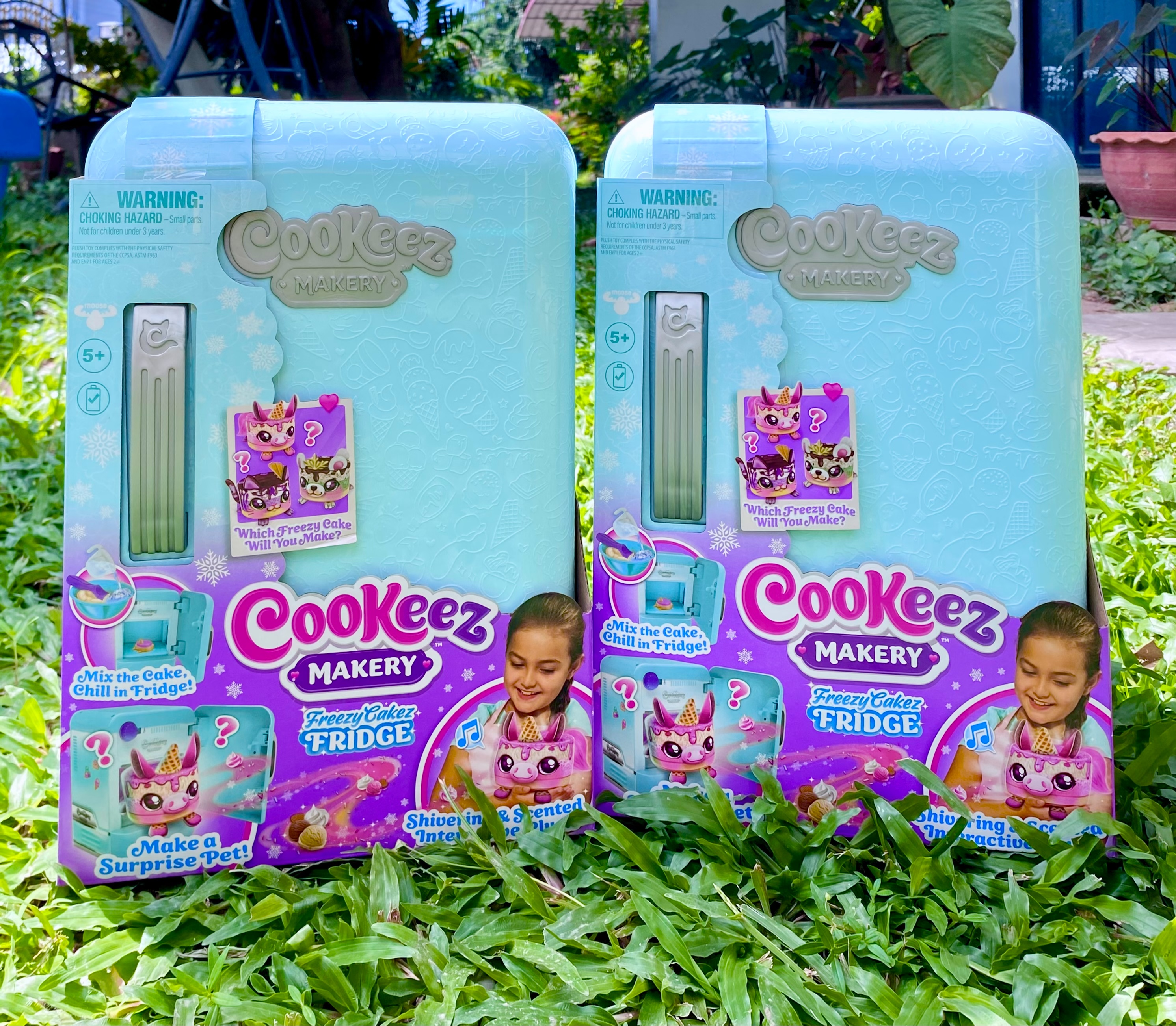 เพิ่งวางจำหน่ายใน🇺🇸 Cookeez Makery 2024 : Freezy Cakez Playset, Scented Plush Characters,- ชุดของเล่น Freezy Cakez ตุ๊กตาตัวการ์ตูนที่มีกลิ่นหอม โต้ตอบได้ อายุ 5 ปี ราคา 2,390 บาท