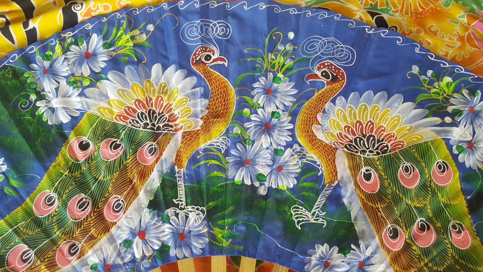 พัดใหญ่แขวนผังลายนกยูงสีน้ำเงิน