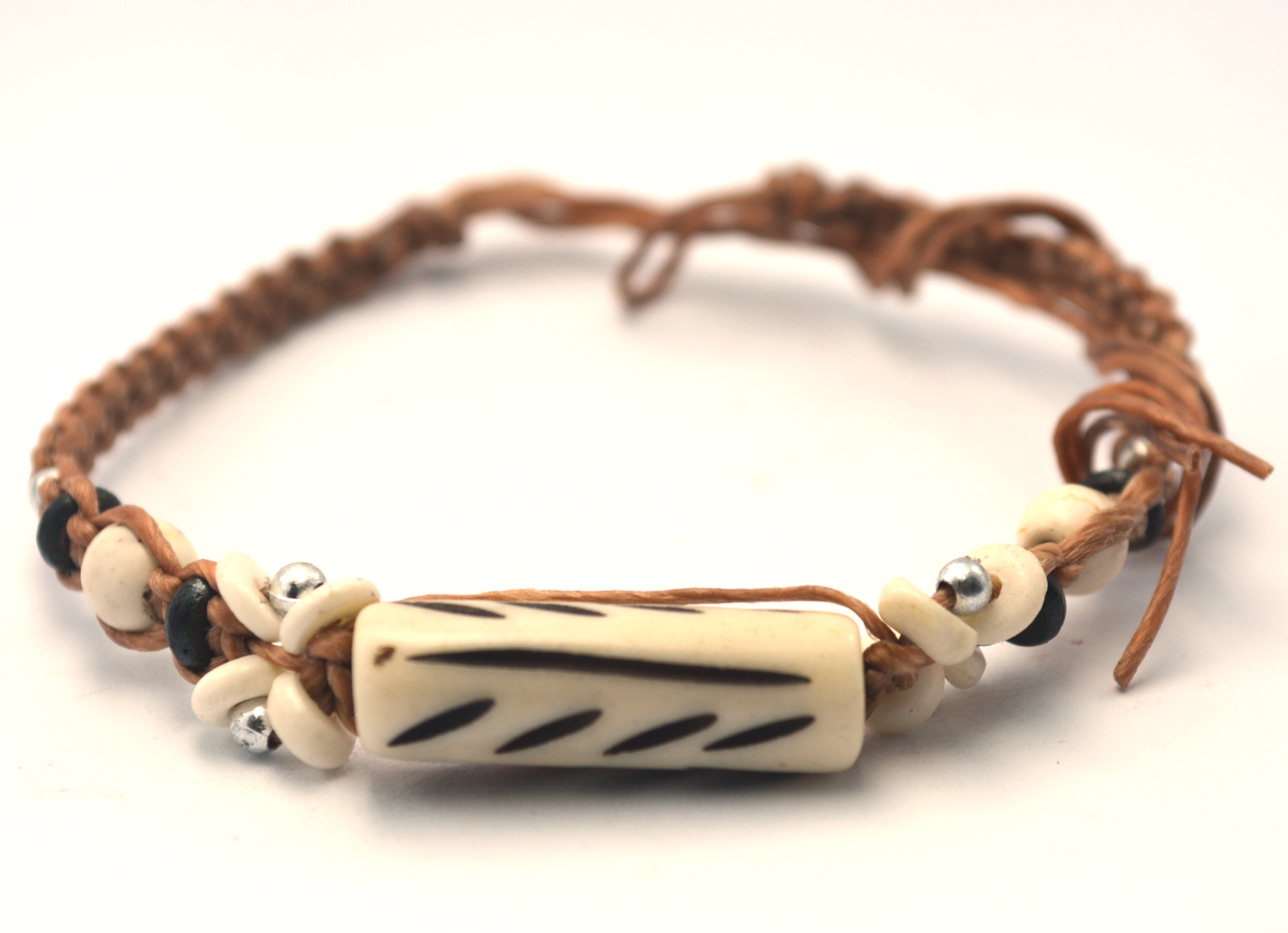 กำไลเชือ่กถักหินค้อยส์สามสี