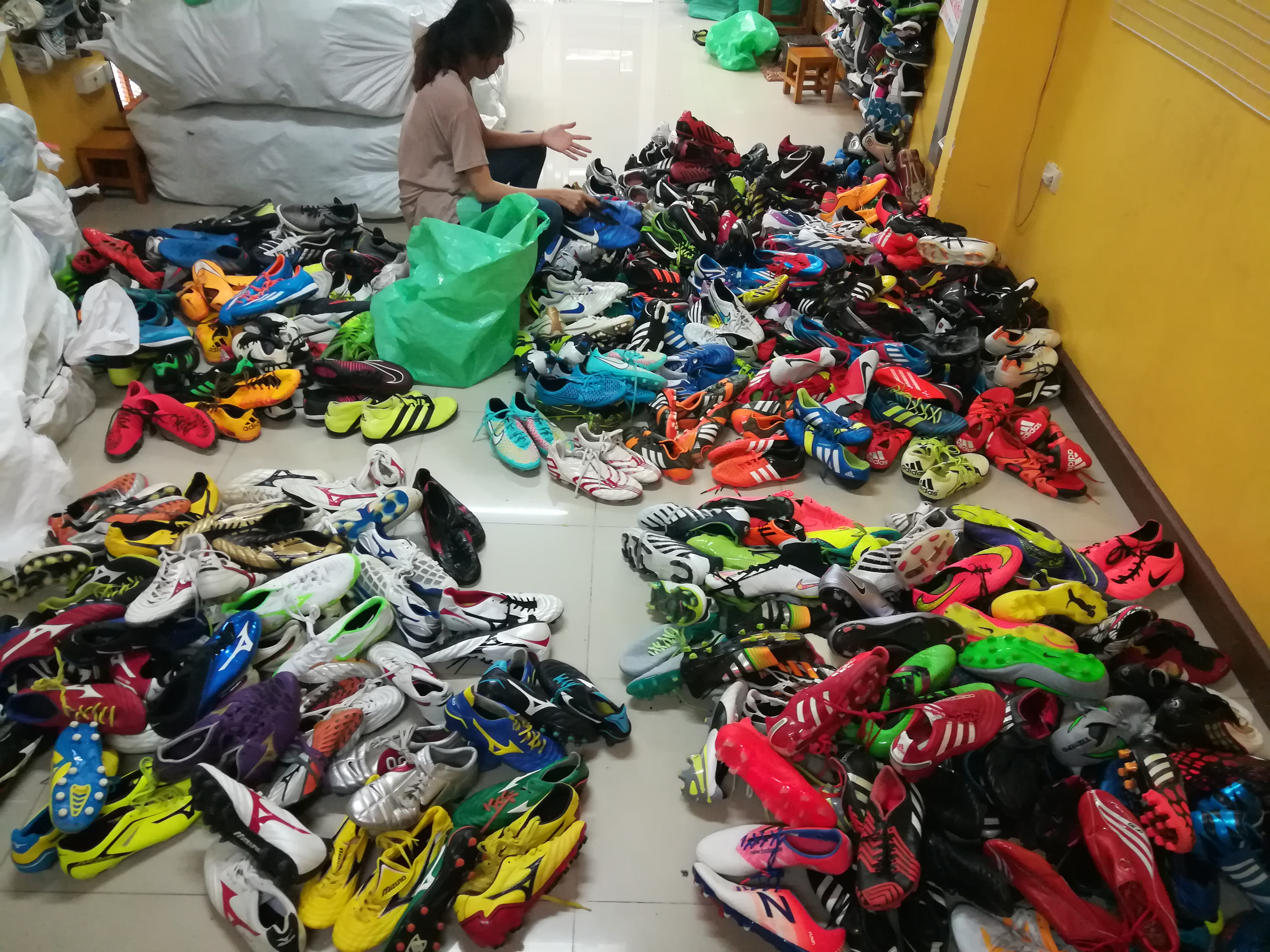 รองเท้าสตั๊ดเกรดหัวสุดตู้พิเศษ