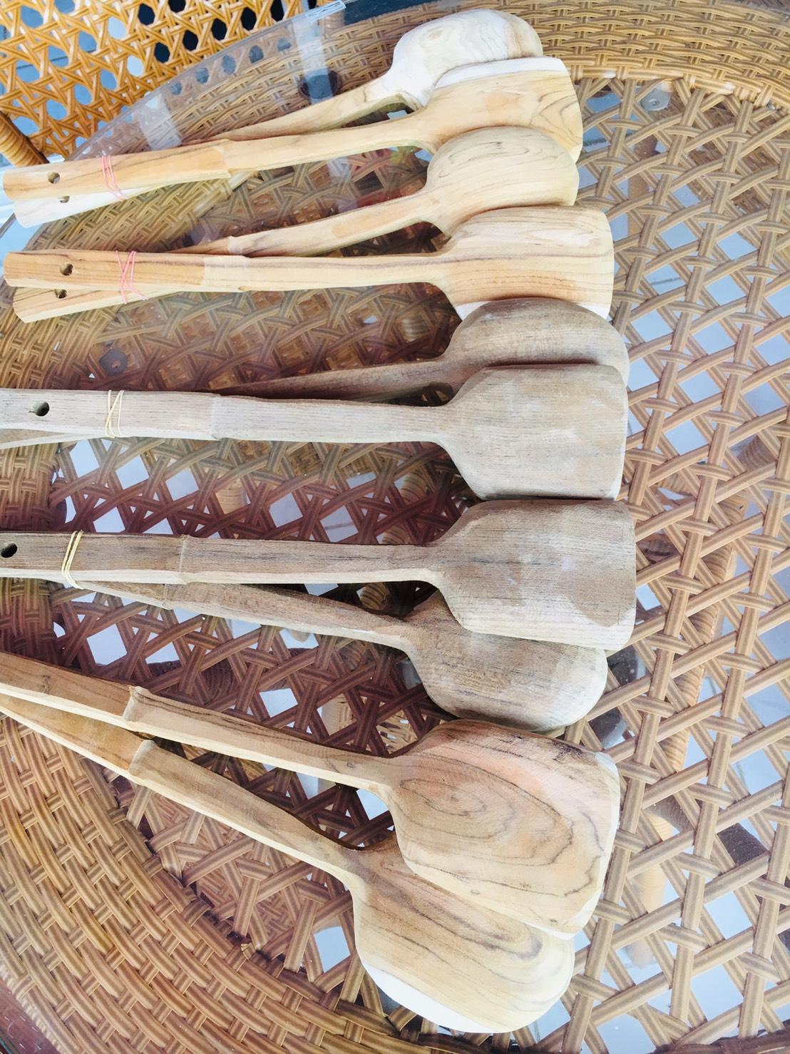 ตะหลิวไม้สัก ตะหลิวไม้ ทัพพีไม้สัก ทัพพีไม้ 3.5 นิ้ว Teak Wood Turner ด้ามยาว 14.5 นิ้ว จำนวน 1 คู่ (2 อัน) ราคาถูก คุณภาพดี งานแฮนด์เมด สนับสนุนงานฝีมือในชุมชน