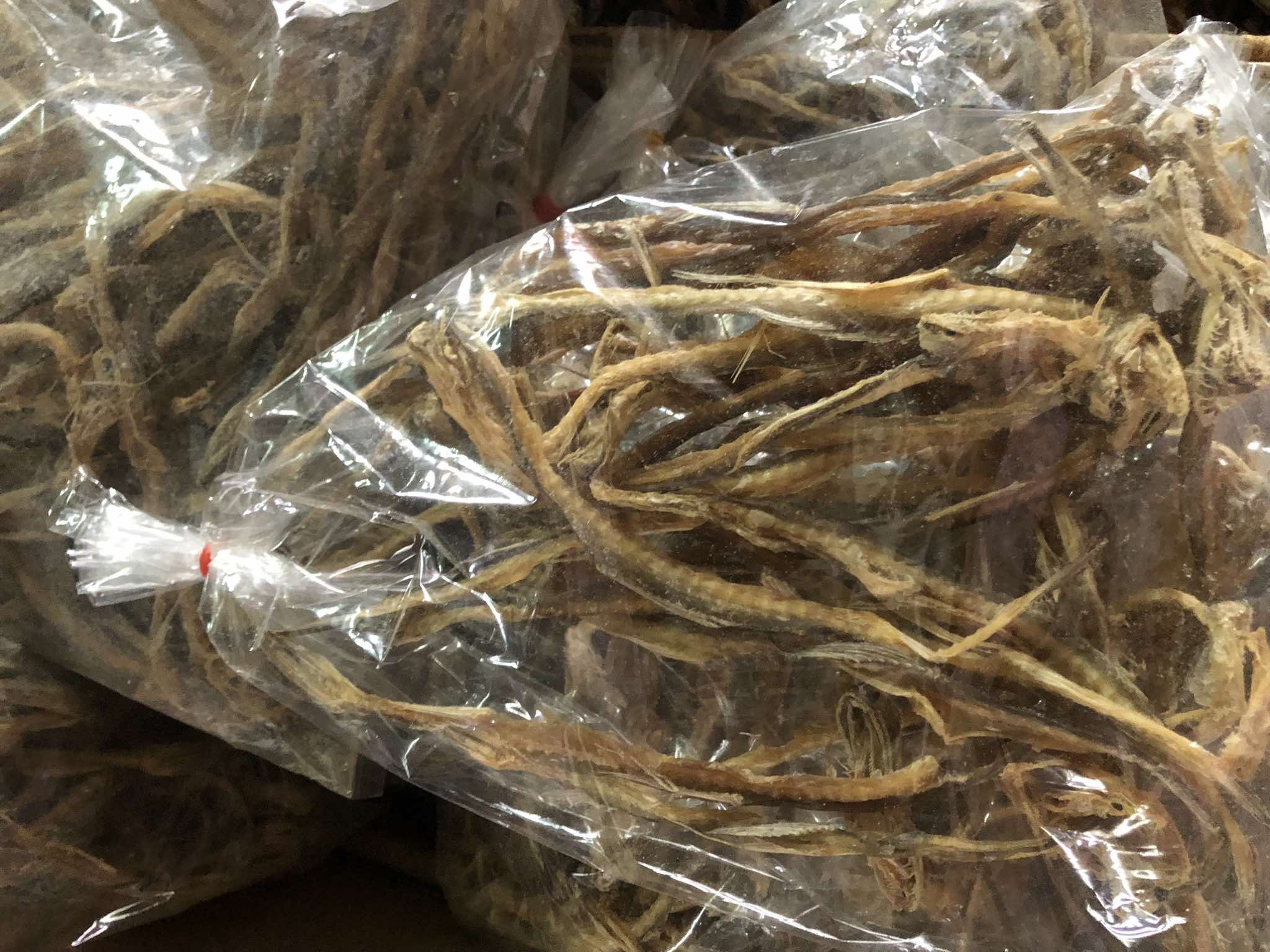 🐟 ปลาหัวยุ่งแดดเดียว สไตล์พม่าแท้ 1 แพค 100 กรัม 49 บาท (Burmese Style Dried Fish) ปลาทะเลจากอ่าวเมียนมา ปลาหัวยุ่งแดดเดียว เป็นปลาทะเลชนิดหนึ่งที่มีขนาดเล็ก มีลักษณะเด่นคือหัวที่แหลมและยาว นิยมนำมาทำปลาแดดเดียว ซึ่งเป็นอาหารยอดนิยมของชาวพม่า