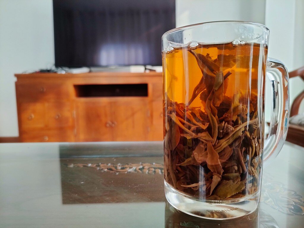 ชาอัสสัมทำมือ Handmade ชาป่าเจริญเติบโตตามธรรมชาติ ขนาด 100 กรัม ชาดำอัสสัม (ใบชาอบแห้ง) ชาอัสสัมดอยลาง ชาออร์แกนิคแท้ 100% จากธรรมชาติ ปลูกบนดอยสูง รสชาติกลมกล่อม หอมละมุน คัดสรรใบชาคุณภาพเยี่ยม ผ่านกรรมวิธีการผลิตที่พิถีพิถัน เพื่อให้ได้ชาอัสสัมที่อร่อย