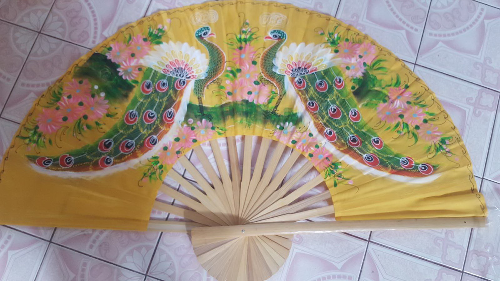 พัดใหญ่แขวนผนังนกยูงสีเหลืองทอง