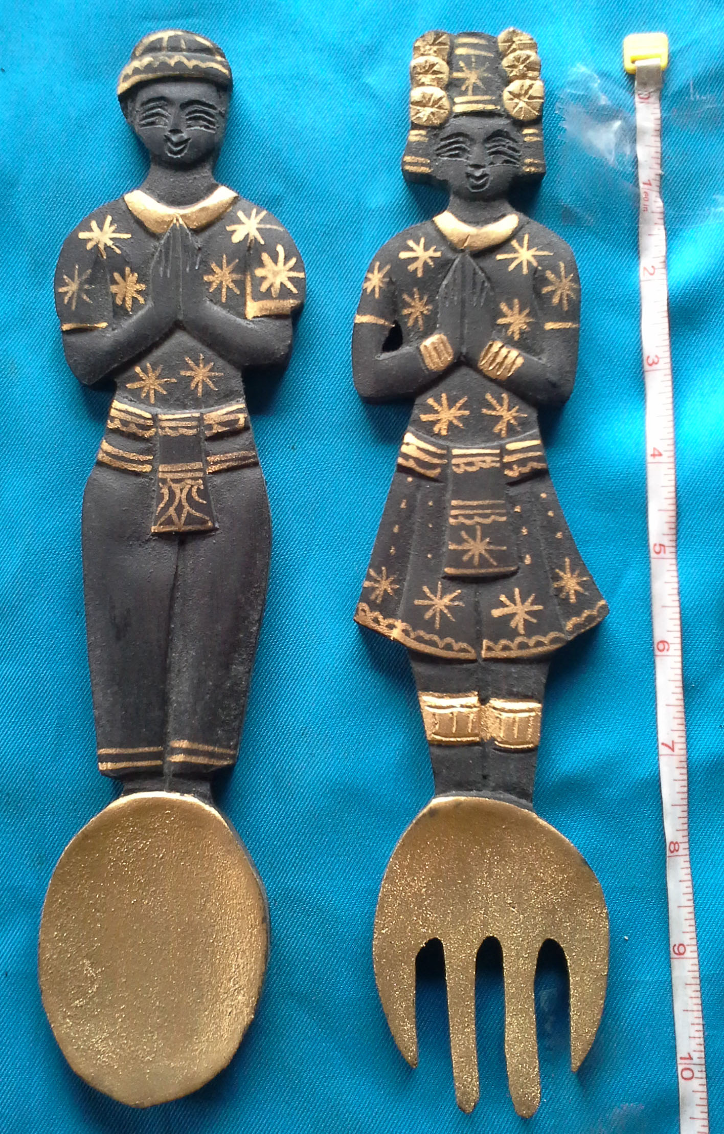 ชายหญิงแกะสลักแขวนผนัง