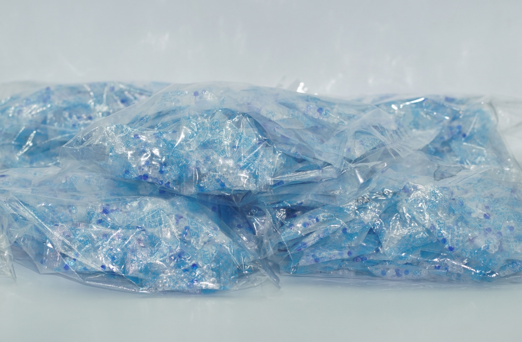 ซองกันชื้น (สีฟ้า-ขาว) ขนาด 1 กรัม จำนวน 2,000 ชิ้น สารดูดความชื้น (ถุงพลาสติก) Silica gel ไม่ควรใช้กับประเภทของกิน ซองกันชื้น ซิลิก้าเจล ผลิตจากทรายขาวผสมกรดกำมะถัน สารกันความชื้น ซิลิก้าเจลเม็ดกันชื้น