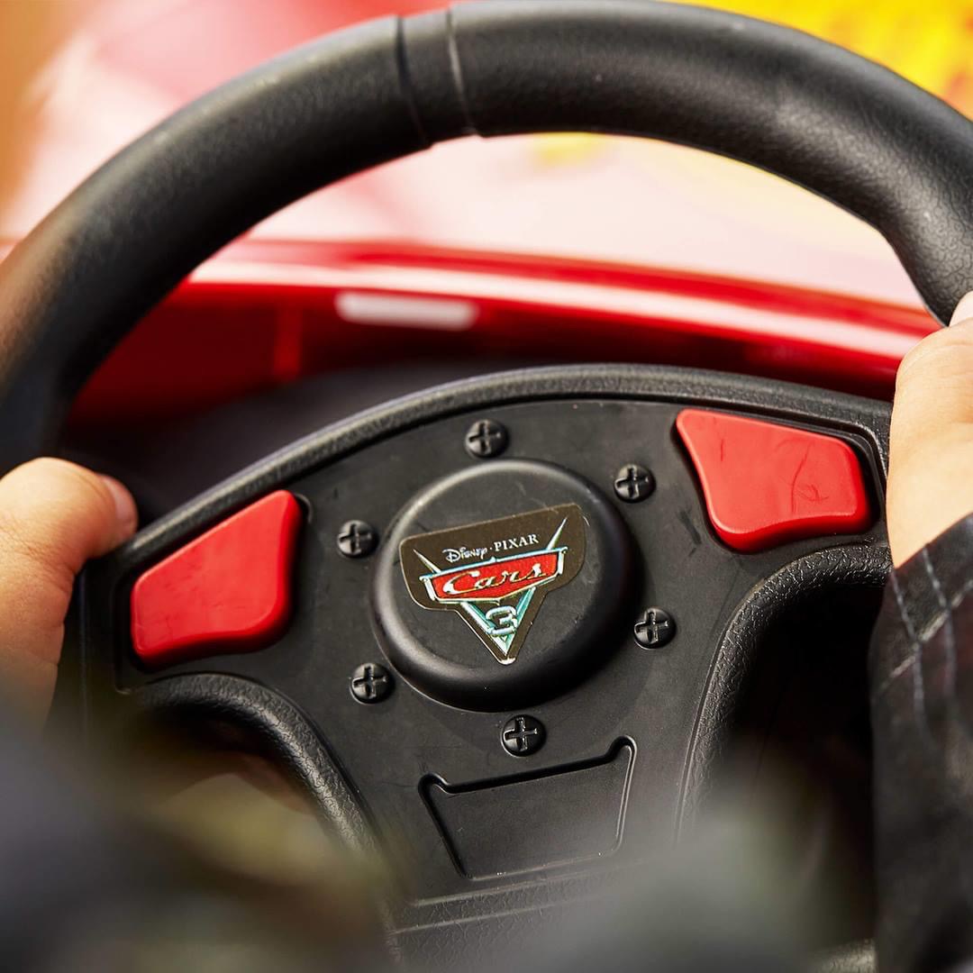 Disney•Pixar Cars 3 Lightning McQueen 6V Battery-Powered Ride On by Huffy รถแบตเตอรี่เด็ก คาร์ส แมคควีน คันใหญ่ ลิขสิทธิ์แท้ โดย Huffy นำเข้า อเมริกา ราคา 12900 บาท