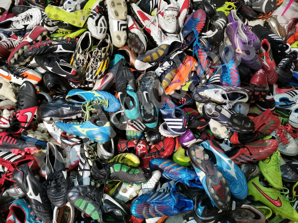 รองเท้าสตั๊ดเกรดหัวสุดตู้พิเศษ