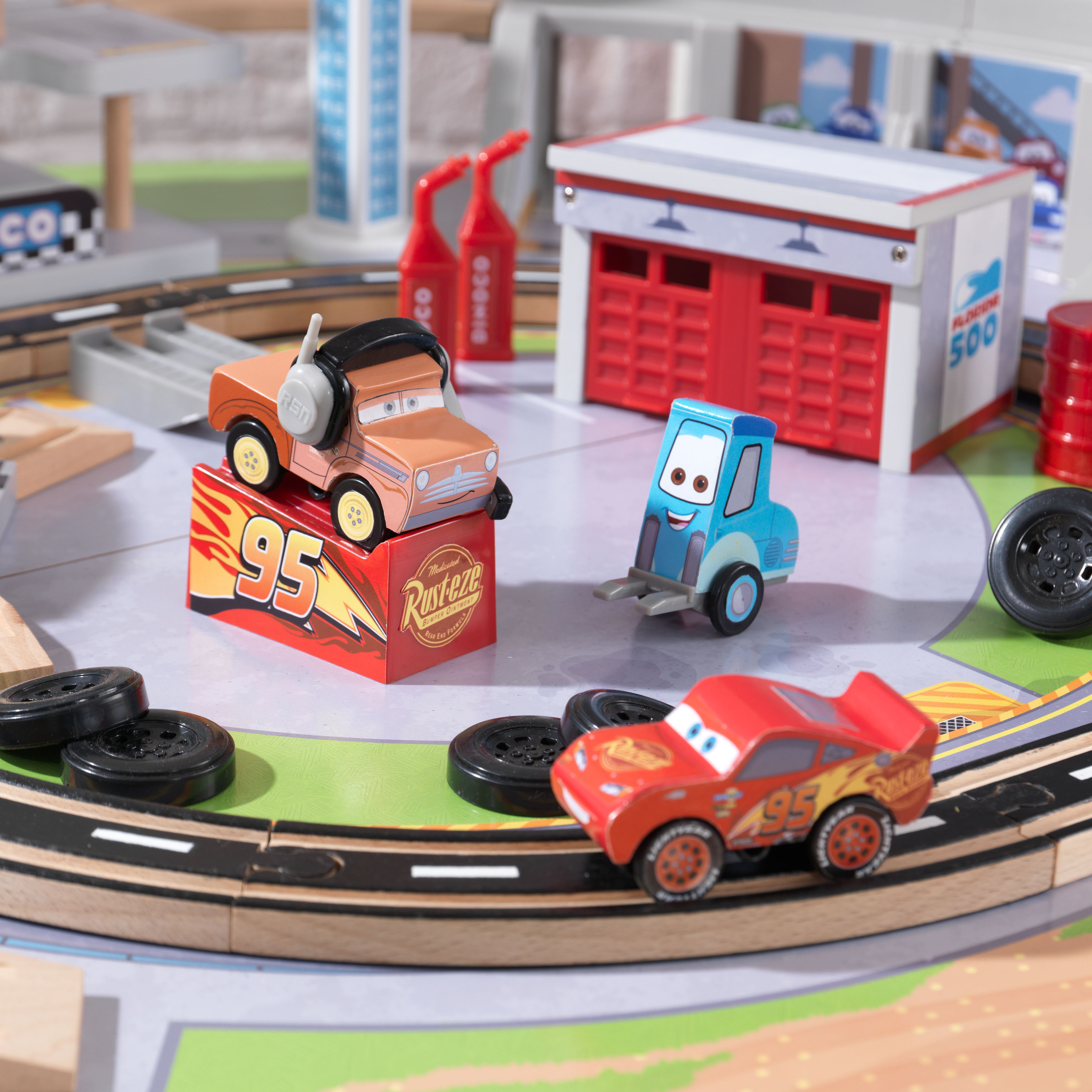 ใหม่ล่าสุด❤️KIDKRAFT Disney Pixar Cars 3 Florida 55+ Piece Wooden Track Set with Accessories and Table โต๊ะสนามแข่งรถจำลอง จากฉากการ์ตูนยอดฮิต เรื่อง แมคควีน มาพร้อมกับอุปกรณ์ทั้งหมด55 ชิ้น พร้อมเล่น วัสดุทำจากเนื้อไม้ แข็งแรงทนทาน ราคา 6990 บาท