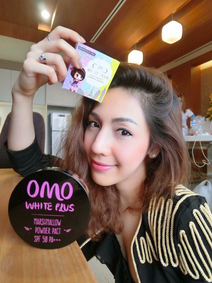 แป้งดินน้ำมันโอโม่ ไวท์พลัส MARSHMALLOW POWDER PACT SPF 50 PA+++