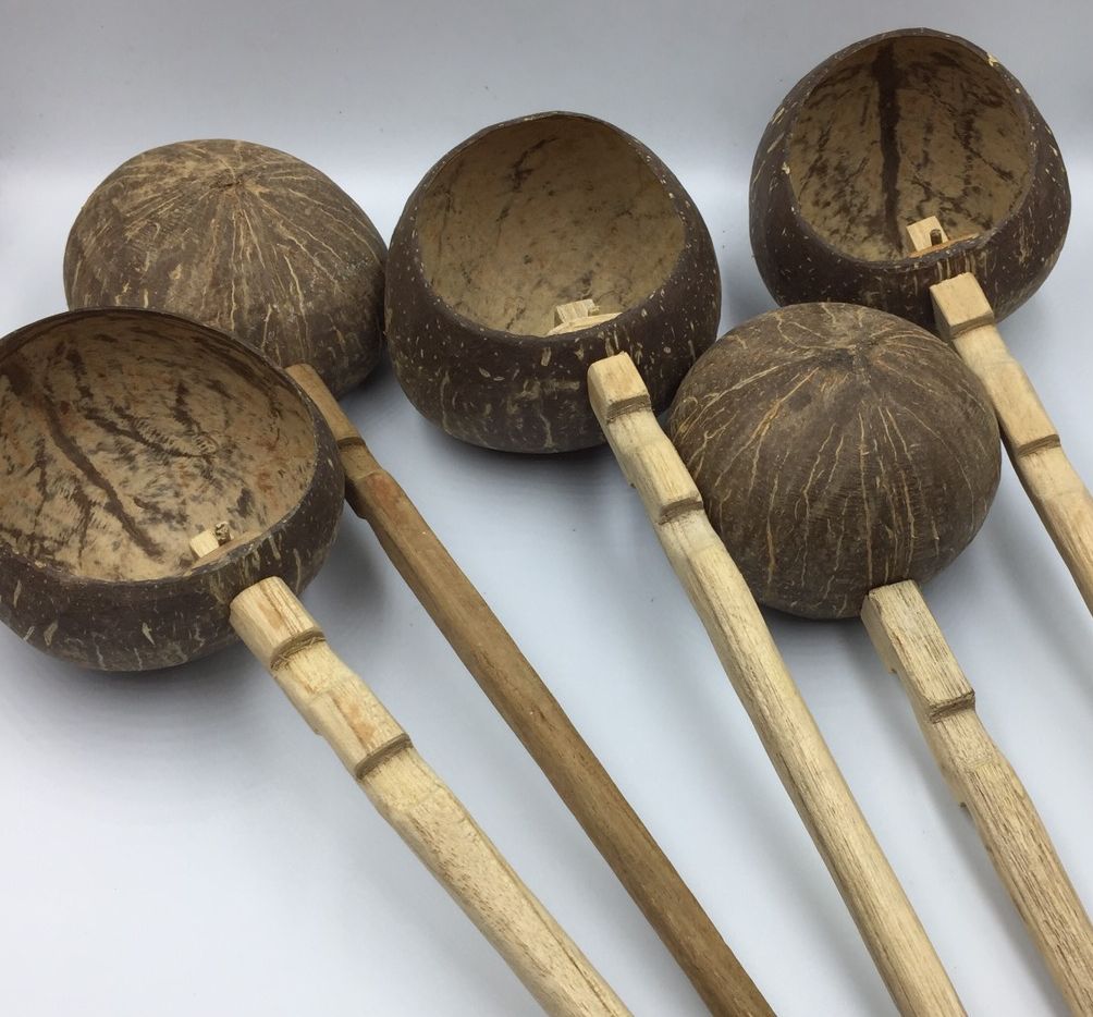 กระบวยตักน้ำกะลา คนเมือง Hand made งานไม้ กระบวยตักน้ำ งานฝีมือ กระบวยตักน้ำ กะลามะพร้าว Dipper made from coconut shell กระบวยกะลาด้ามยาว สินค้างานฝีมือราคาถูก คุณภาพดี สินค้าแฮนด์เมด งานฝีมือ Handmade