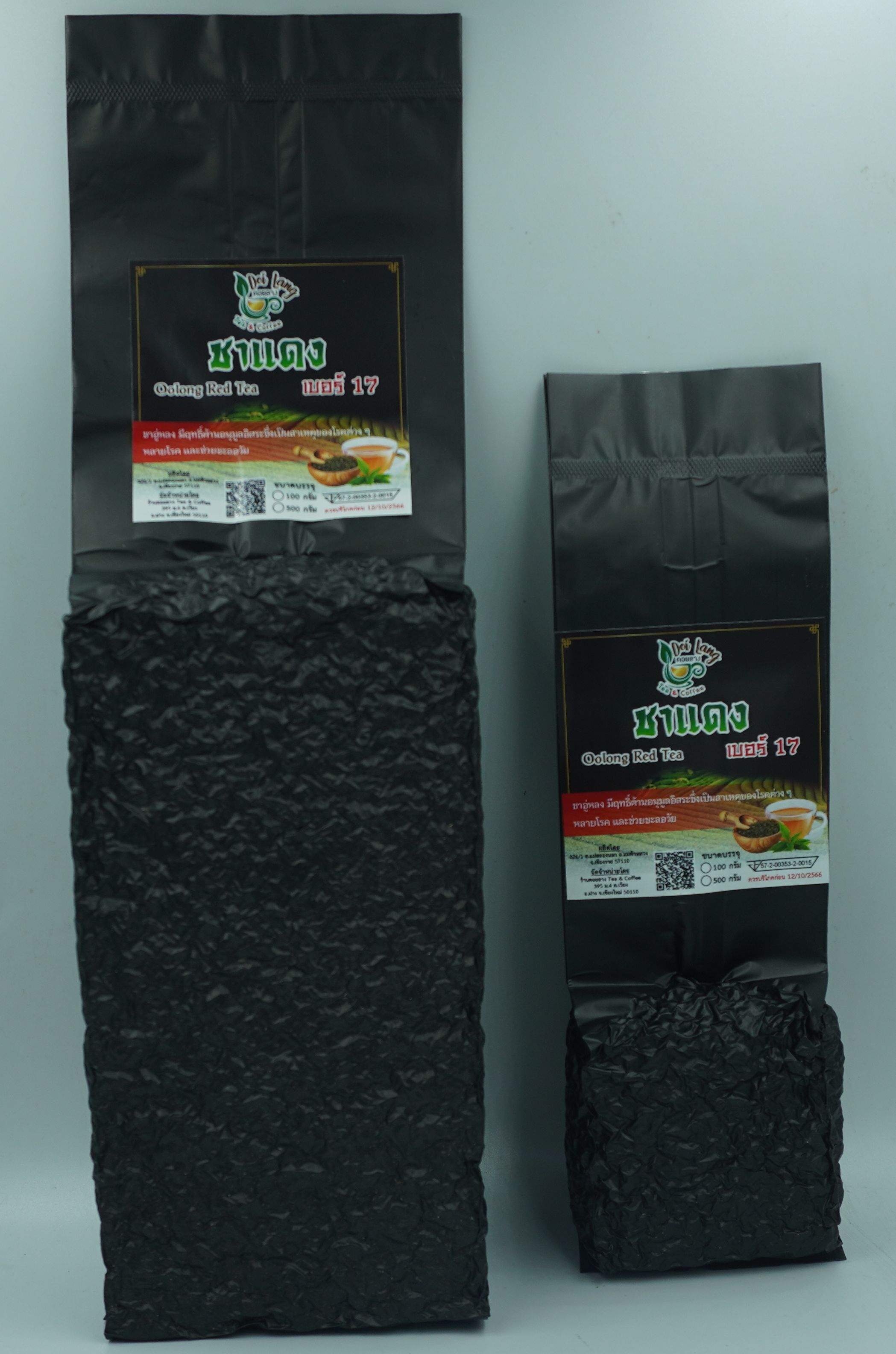 ชาแดง 100 กรัม ชาแดงอู่หลง Oolong Black Tea ผลิตจากยอดอ่อนของชาอู่หลง สีน้ำชาที่ได้จะเป็นสีแดงสว่าง เงา ชาแดง คือ ยอดอ่อนของชาอู่หลงที่ถูกนำมานวดพอให้ผิวนอกช้ำ เพื่อกระตุ้นสารแทนนิน แล้วจึงอบให้แห้ง