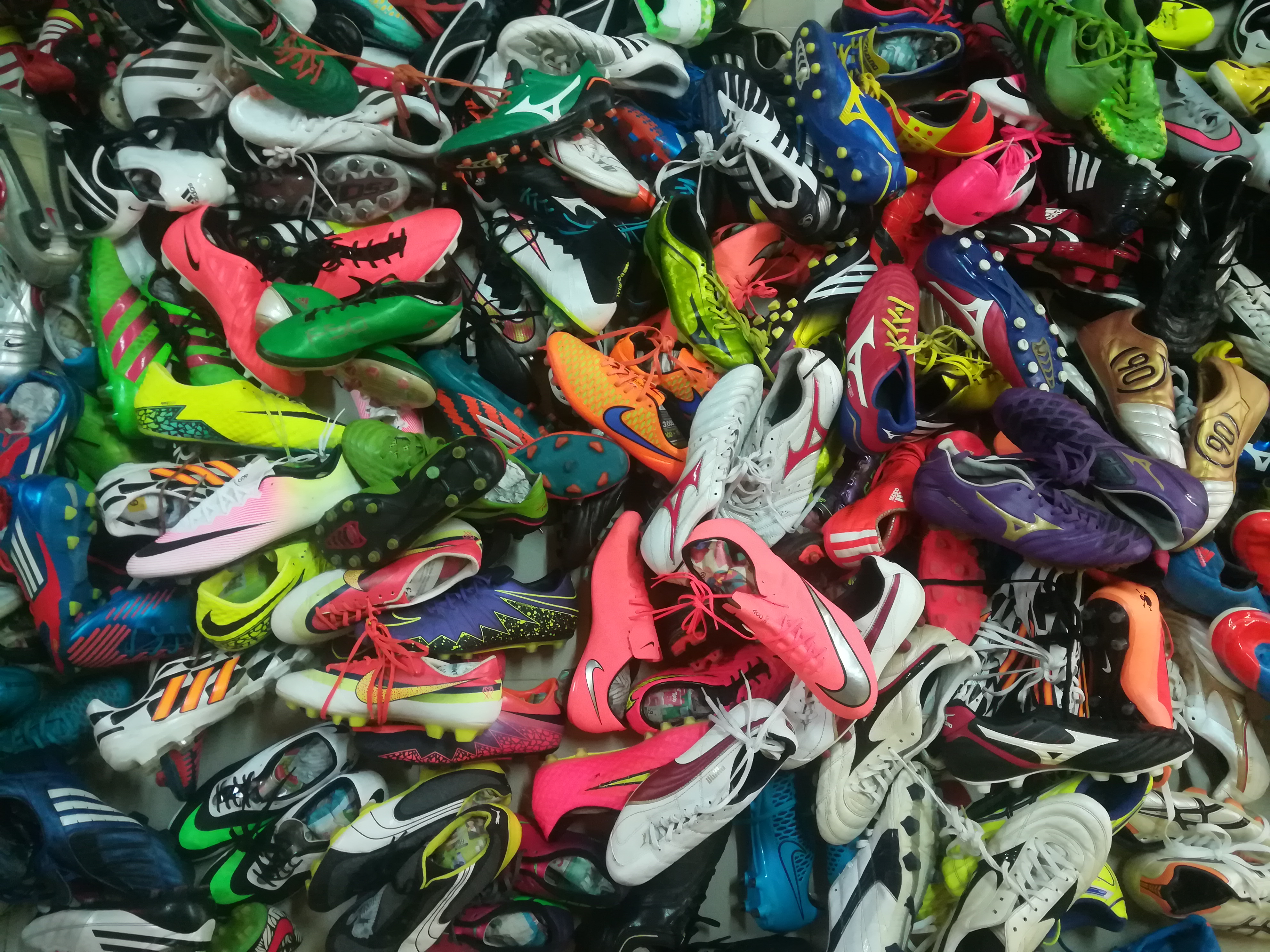 รองเท้าสตั๊ดเกรดหัวสุดตู้พิเศษ