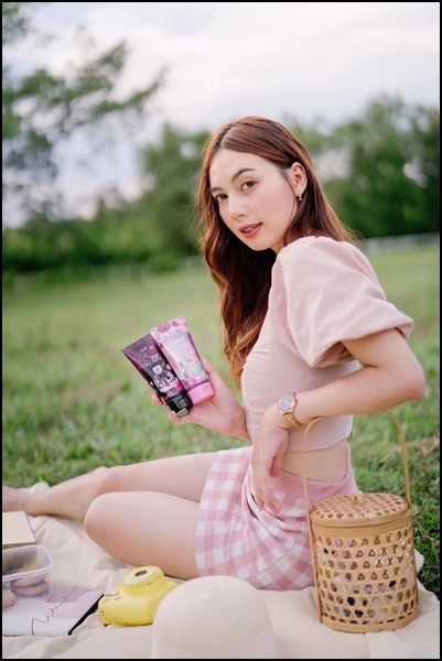 โลชั่นน้ำหอมเซเลป Zeleb Sweet Bloom / Sexy Bloom Aura Gel