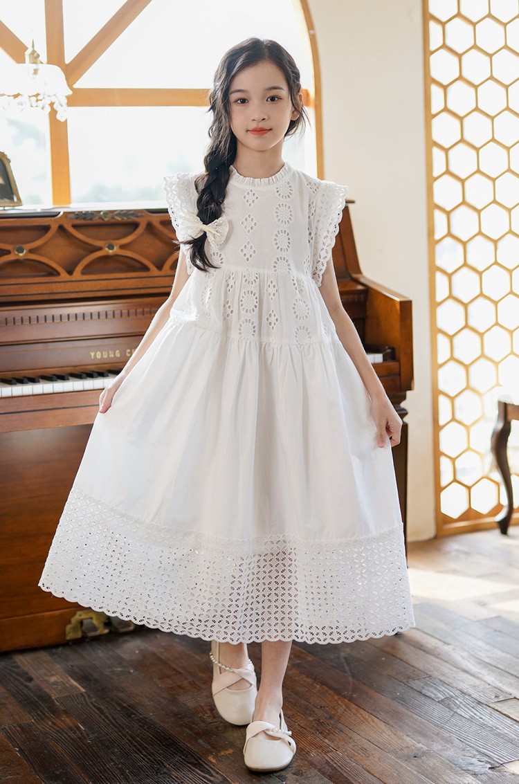 ชุดเดรสฉลุลายลูกไม้สีขาวทรงยาว