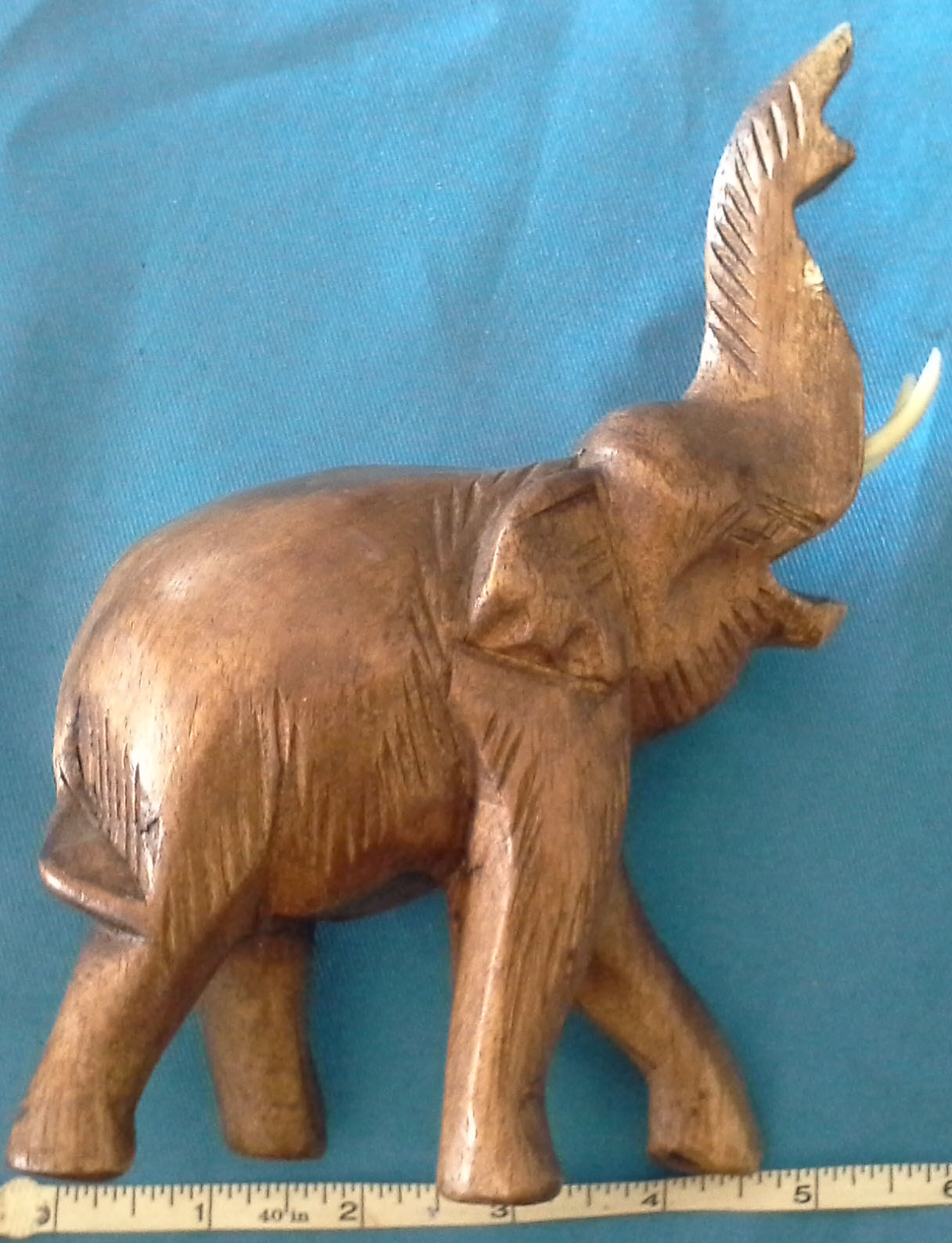 ช้างไม้ชูงวง