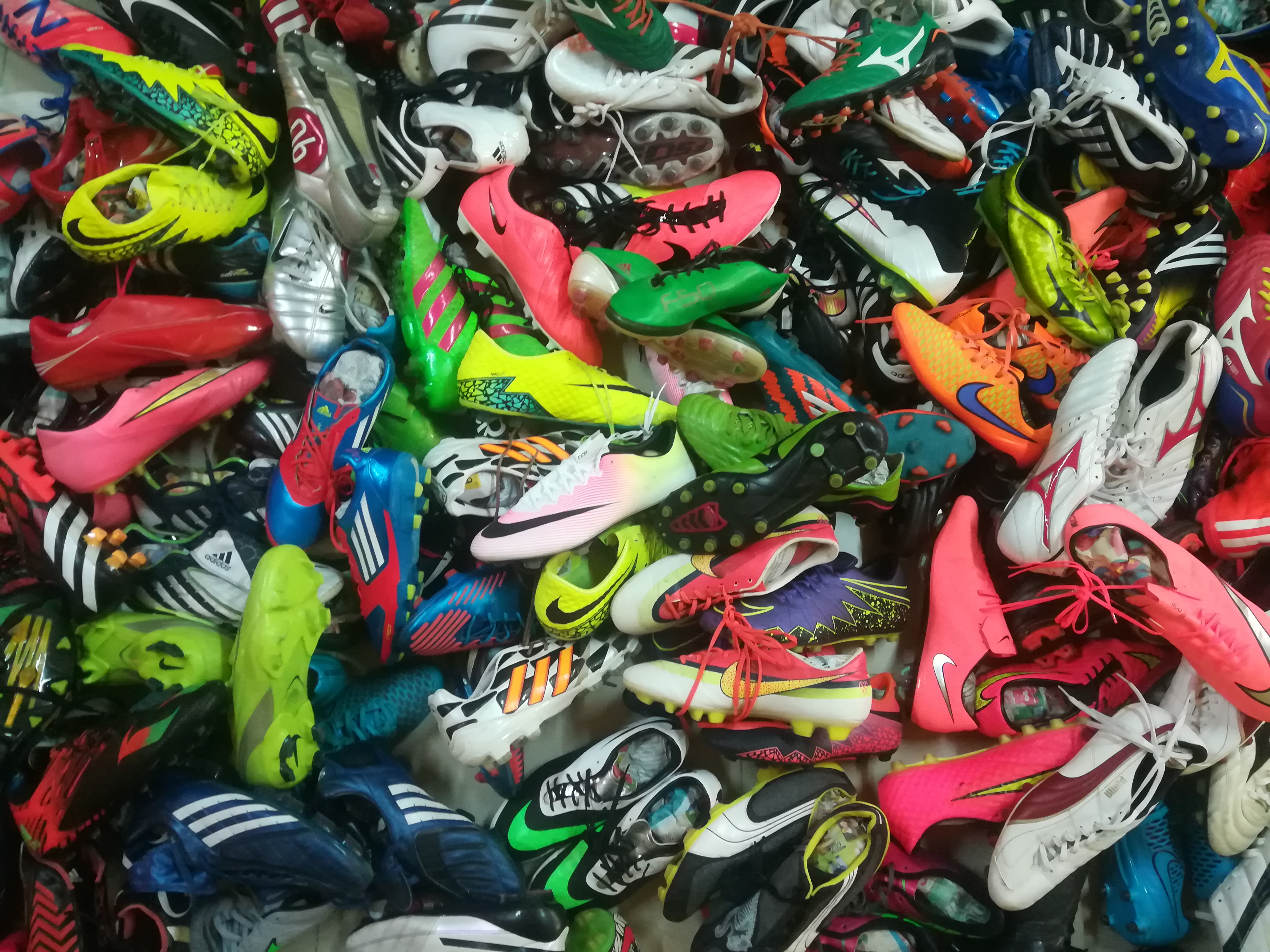 รองเท้าสตั๊ดเกรดหัวสุดตู้พิเศษ