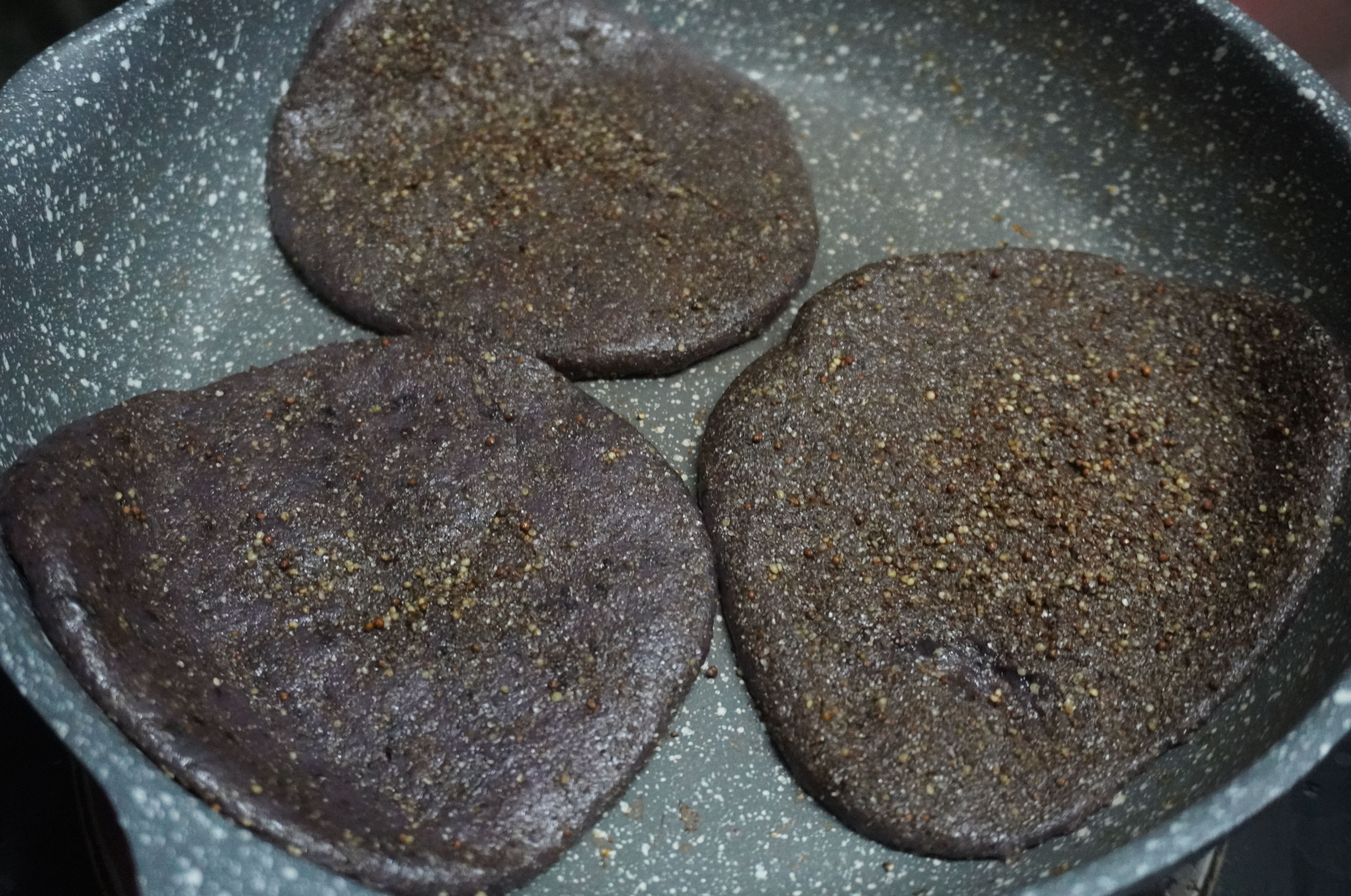 ข้าวปุกงา + ผงน้ำอ้อย จำนวน 10 แผ่น / 1 แพค ข้าวหนุกงา งาขี้ม่อน น้ำหนักประมาณ 850 - 900 กรัม สูตรม้งแบบดั้งเดิม อร่อยไม่เหมือนใคร ทำสดใหม่ทุกวัน