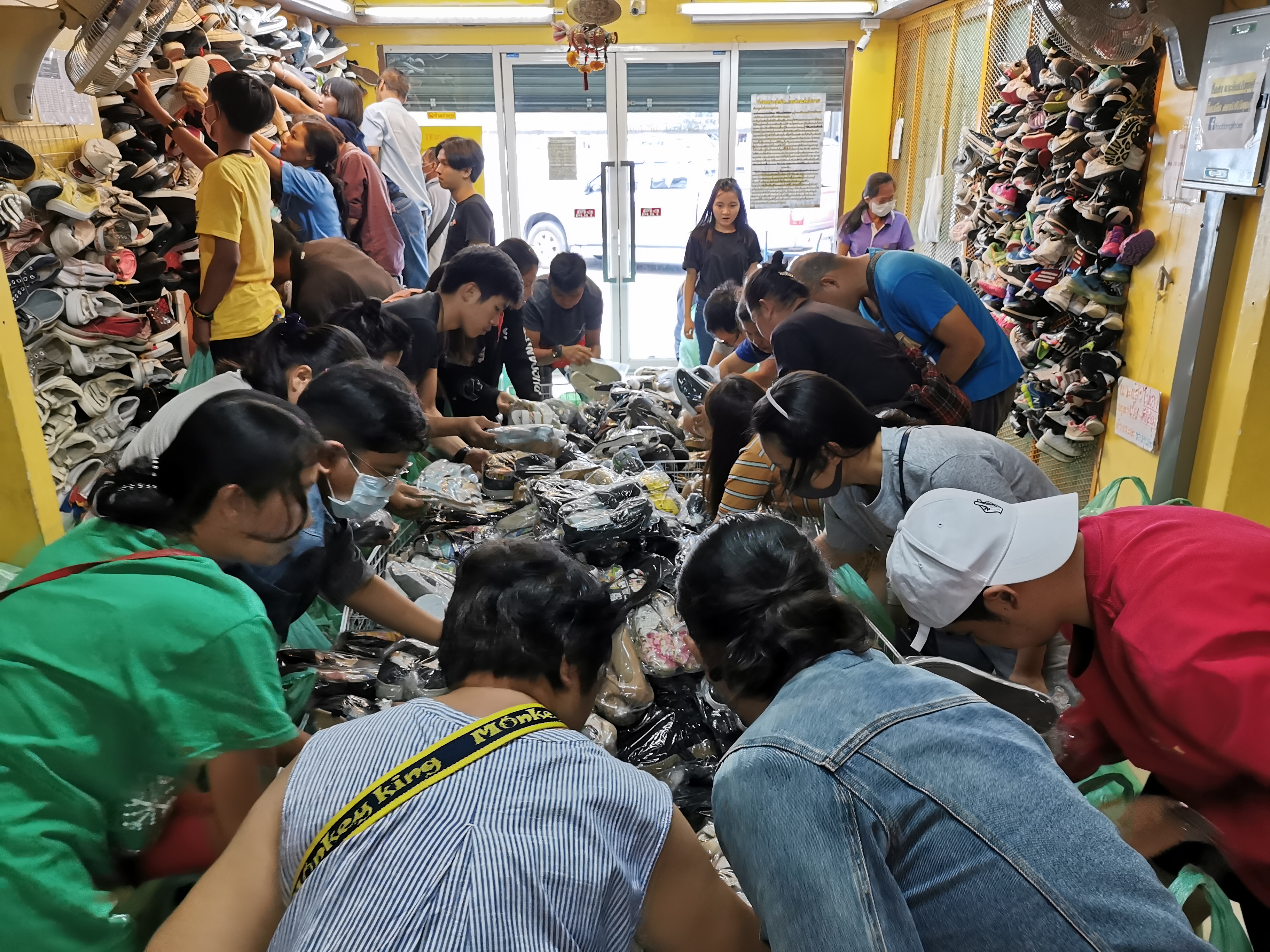 ร้านขายส่งรองเท้ามือสอง