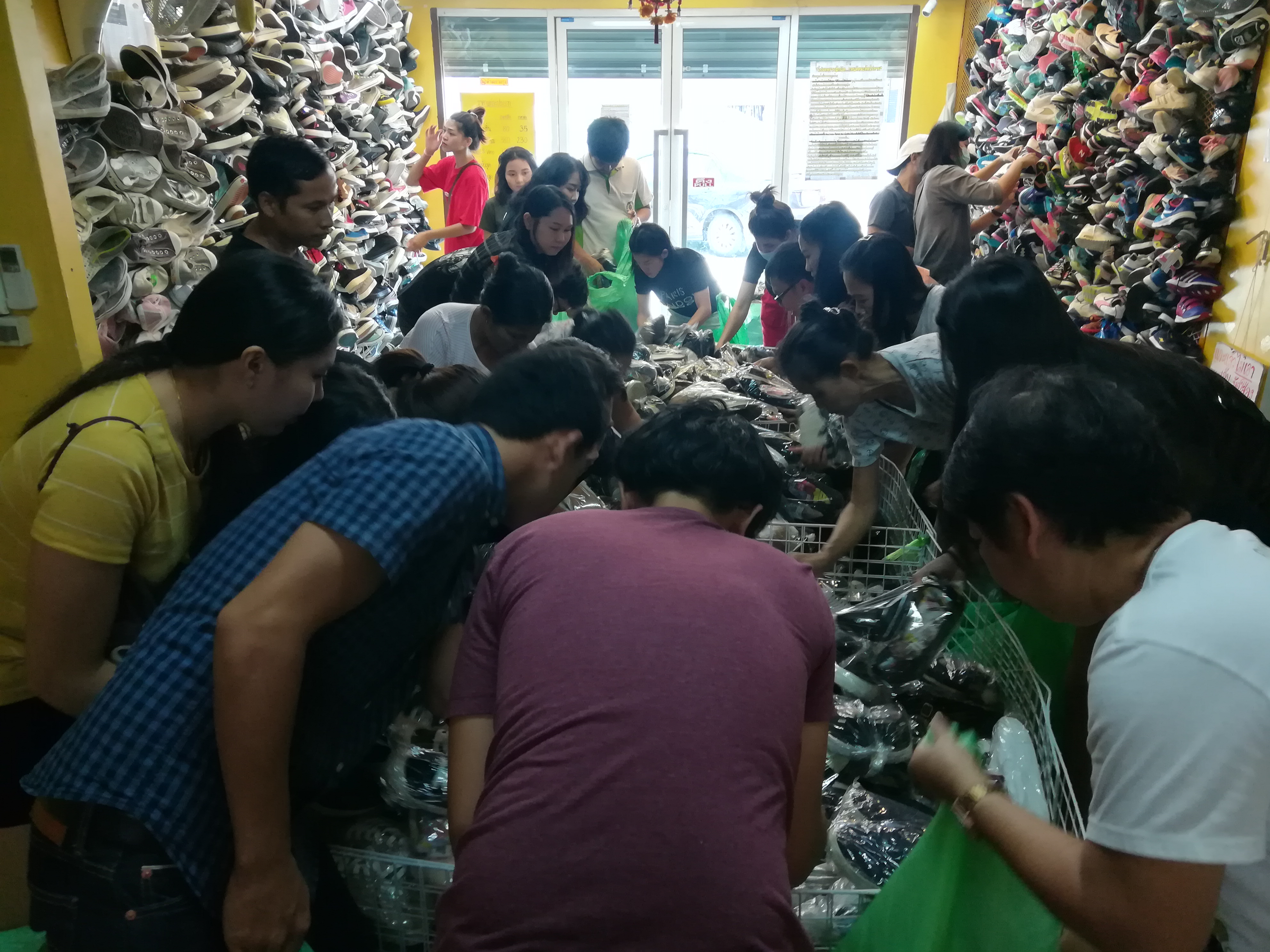 ขายส่งรองเท้ามือสอง