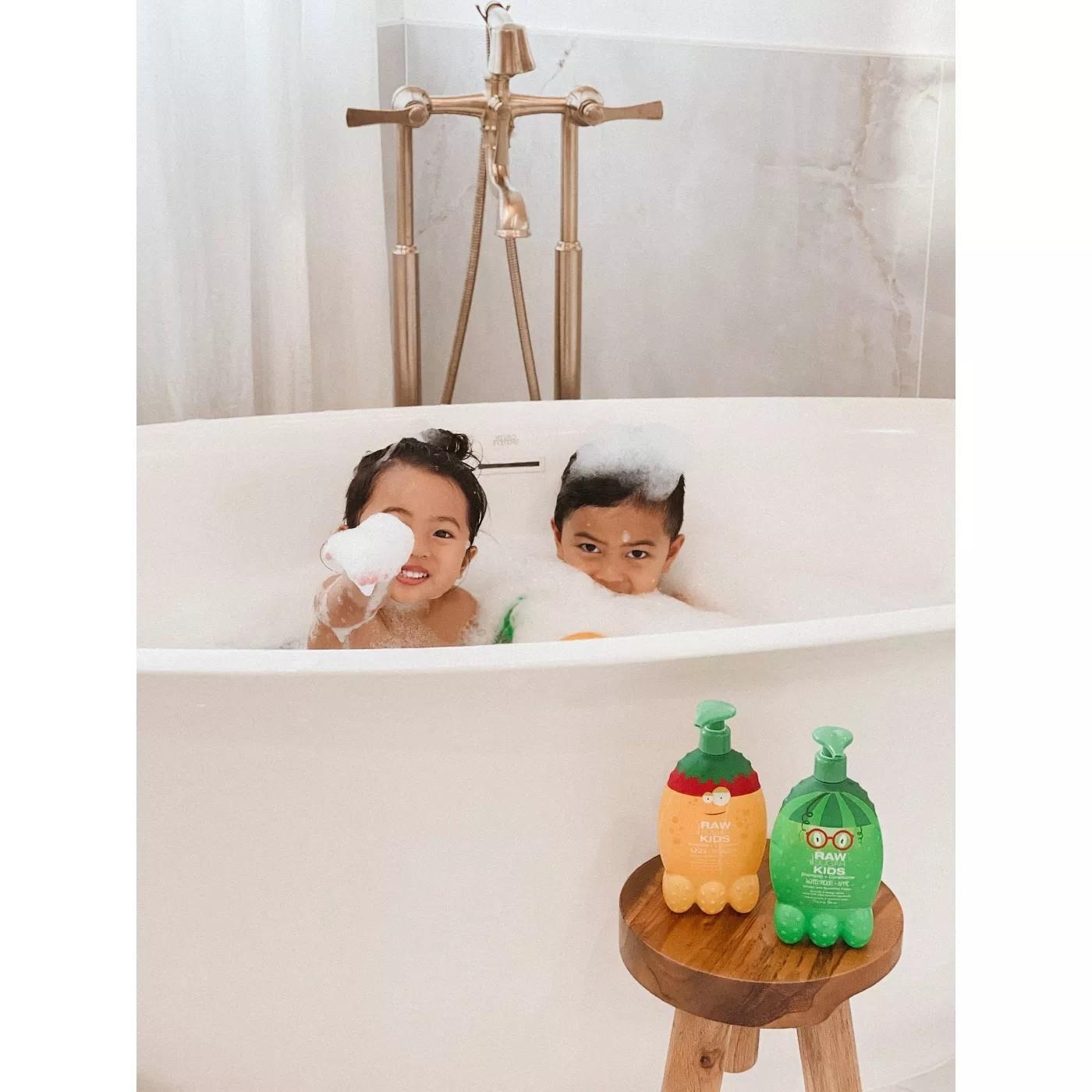 Raw Sugar Kids' 2-in-1 Banana + Strawberry Shampoo & Conditioner - 12 fl oz ราคา : 450 บาท
