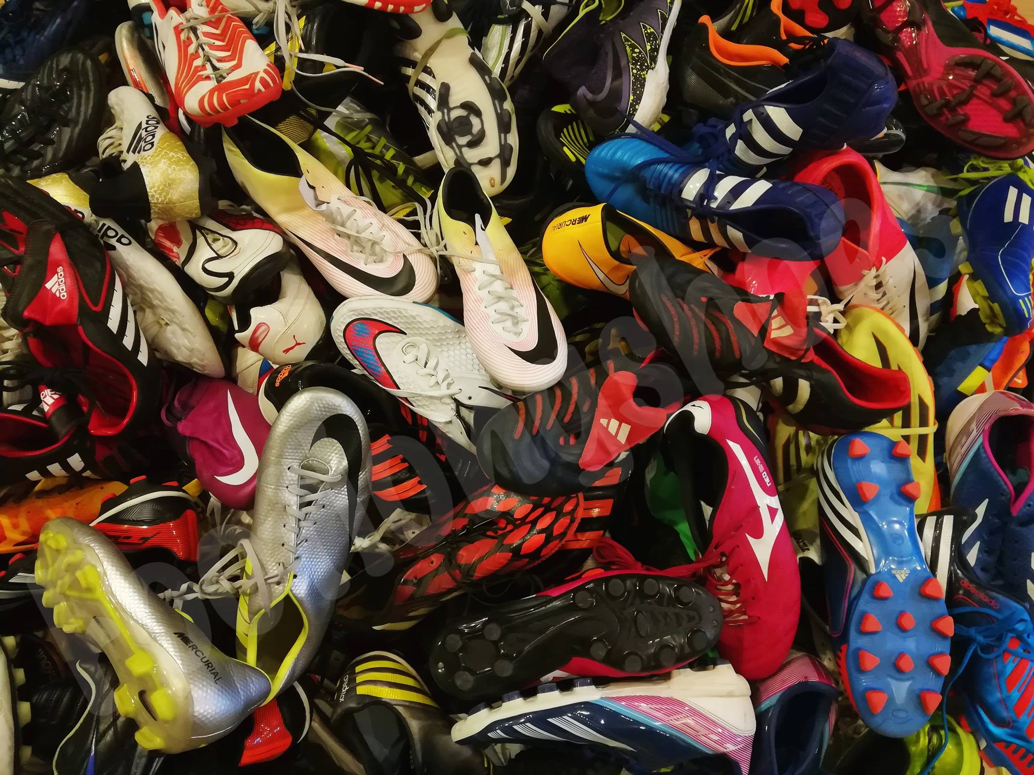 รองเท้าสตั๊ดเกรดหัวสุดตู้พิเศษ