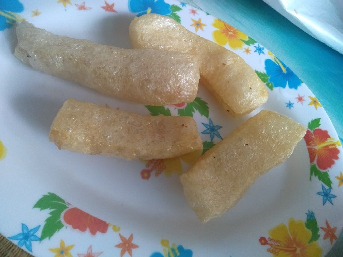 หนังปอง หนังปองแห้ง สูตรไทใหญ่ 1 กิโลกรัม หนังพอง แคบควาย (ชนิดแห้ง ยังไม่ได้ทอด) Beef crackling หนังปอง เป็นอาหารที่ได้จากหนังควาย นำมาทอดกรอบ นิยมกินร่วมกับอาหารประเภทน้ำพริก ยำผัก ตำมะเขือ ขนมจีนน้ำเงี้ยว