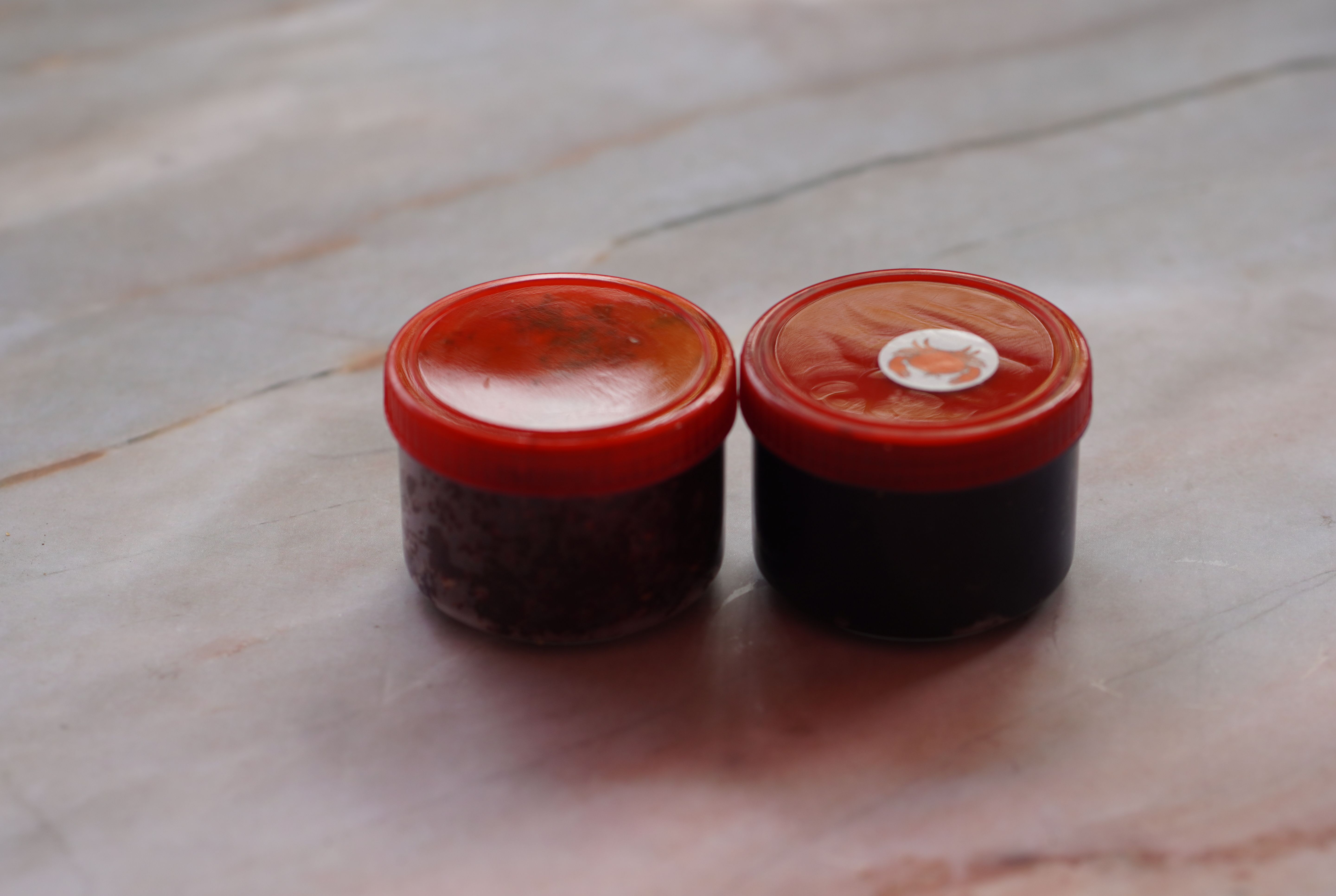 น้ำพริกตาแดง และ น้ำพริกน้ำปู ขนาดมาตรฐาน อย่างละ 1 กระปุก น้ำพริกขึ้นชื่อของเชียงใหม่