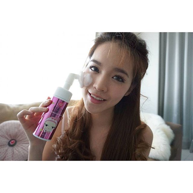 เคที่ ดอลล์ เรดดี้ ทู ไวท์ ทูอินวัน บับเบิ้ล มูส เคลนเซอร์ (Cathy Doll Ready 2 White 2in1 Bubble Mousse Cleanser)