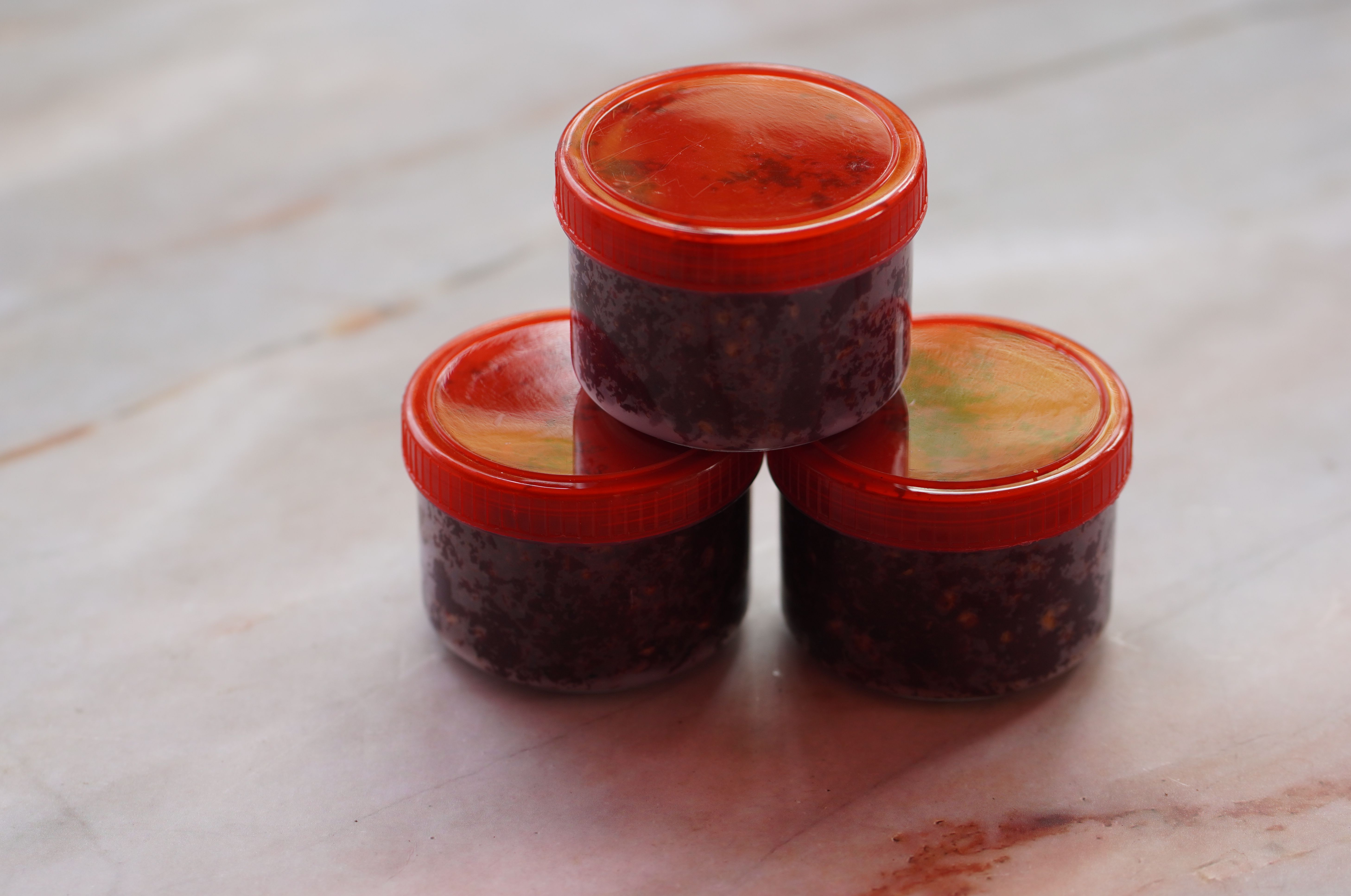 น้ำพริกตาแดง และ น้ำพริกน้ำปู ขนาดมาตรฐาน อย่างละ 1 กระปุก น้ำพริกขึ้นชื่อของเชียงใหม่