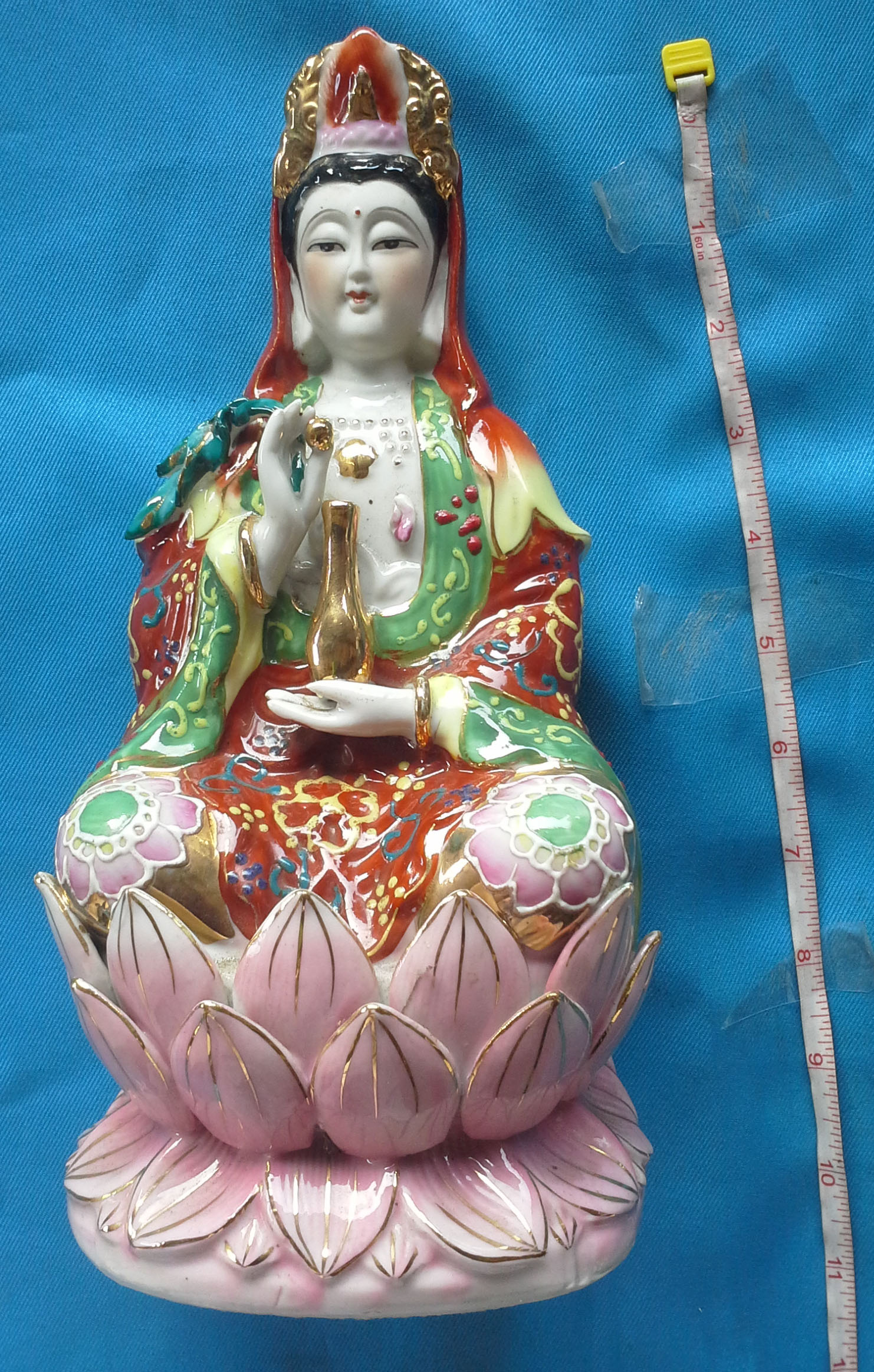 พระโพธิสัตว์เจ้าแม่กวนอิมปางโปรยมนต์นั่งดอกบัว