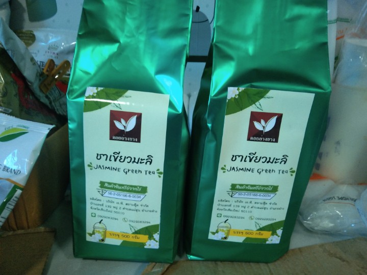 ชาเขียวกลินมะลิ ผงชาเขียวมะลิ ขนาด 500 กรัม 🍵 Green Jasmine Tea ผงชาเขียวดอกมะลิป่น ชาคุณภาพ มาตรฐาน อย. คัดสรรชาจากดอยพี้นที่เชียงใหม่ ราคามิตรภาพ ผลิตจากใบชาแท้ 3 สายพันธุ์ ทำให้ได้กลิ่นและรสชาติที่อร่อยและลงตัวสุด ๆ