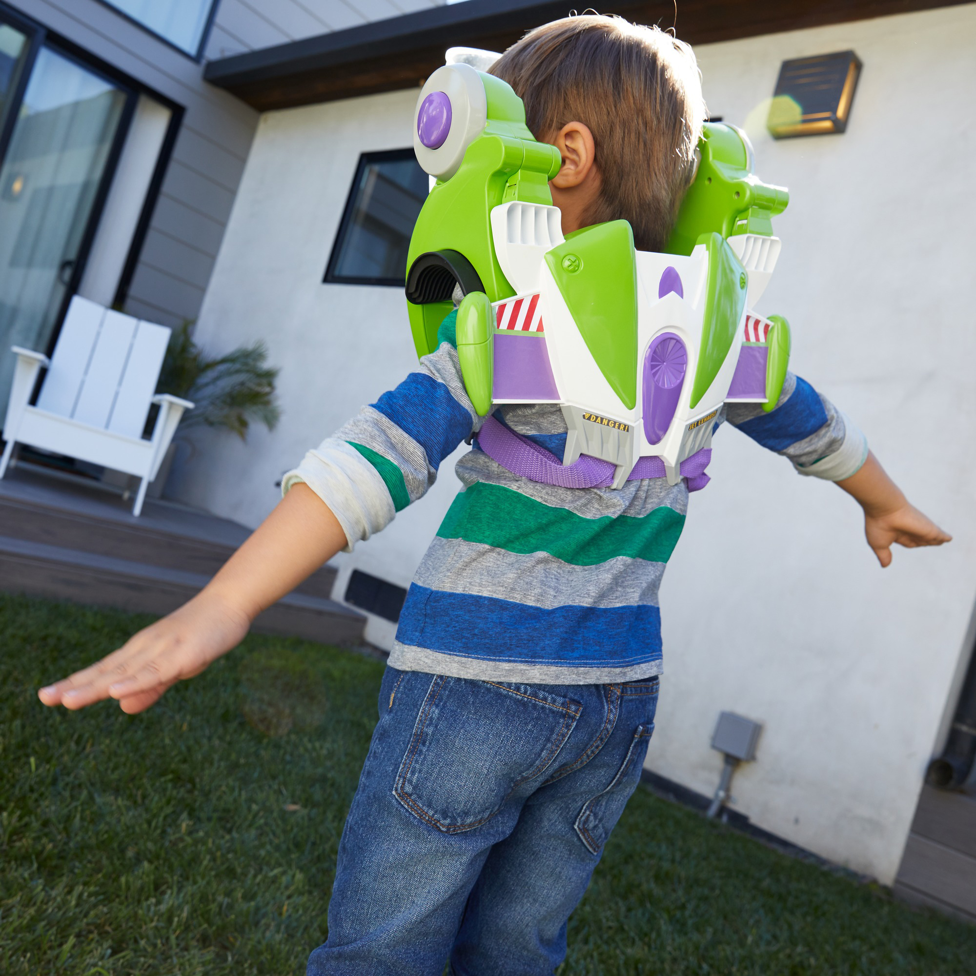 ชุดเกราะสุดเท่ห์ของ Buzz Lightyear Space Ranger มาพร้อมกับ Jet Pack, Disc Blaster, Wrist Communicator