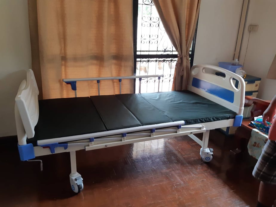 เตียงผู้ป่วย2ไกร์ ฟรี! ที่นอน,ถาดรองอาหาร,เสาน้ำเกลือ